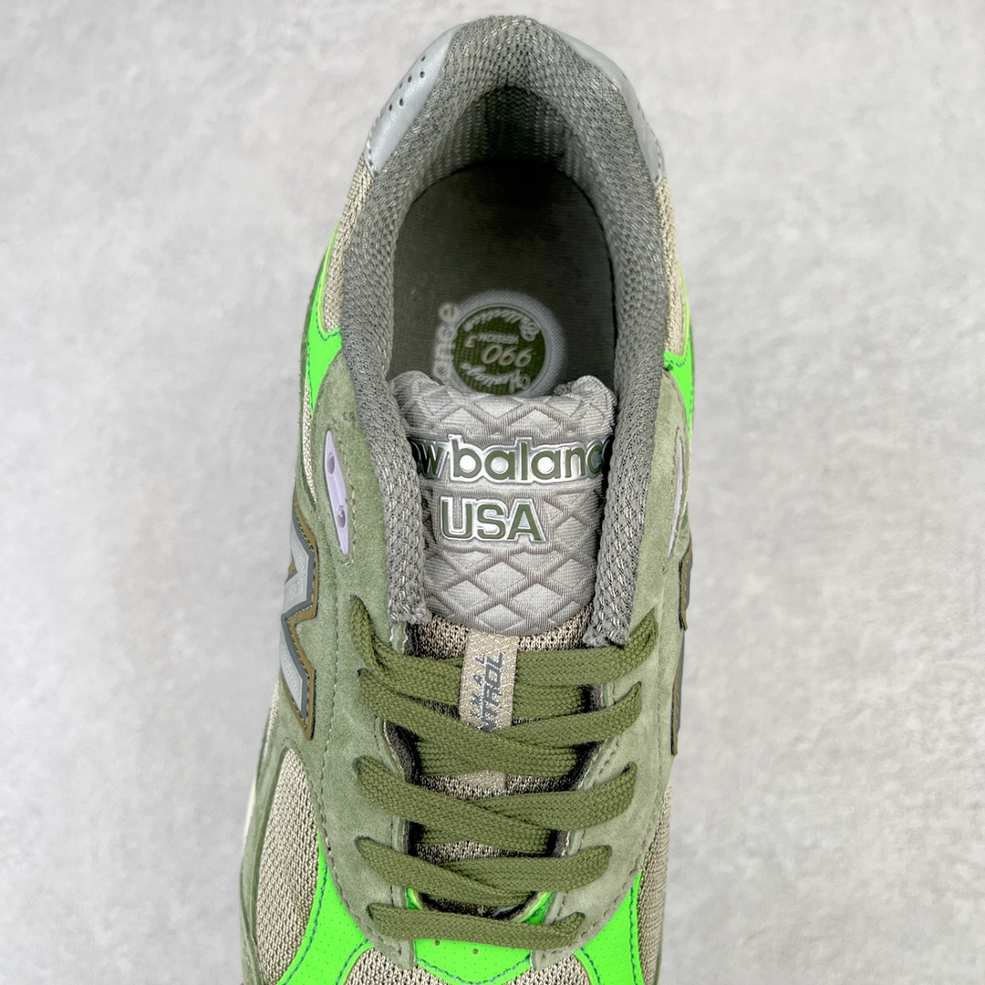 图片[5]-＃K版纯原福利 New Balance M990PP3 新百伦NB990V3 浅橄榄绿 第三代总统复古慢跑鞋 正确3M反光细节 原楦原纸版开发 正确6层组合底模精密开发 搭载全新碳素中底 后跟透明TPU水晶装饰条稳固 沿用了引以为傲的跑鞋手工技艺 采用猪皮绒面并包裹局部透气网面的鞋身设计 菱网鞋舌上刻有New Balance USA 鞋面依旧身着经典的大热之灰 彰显了其高端的品质身份 尺码：36 37 37.5 38 38.5 39 40 40.5 41.5 42 42.5 43 44 45-选品中心