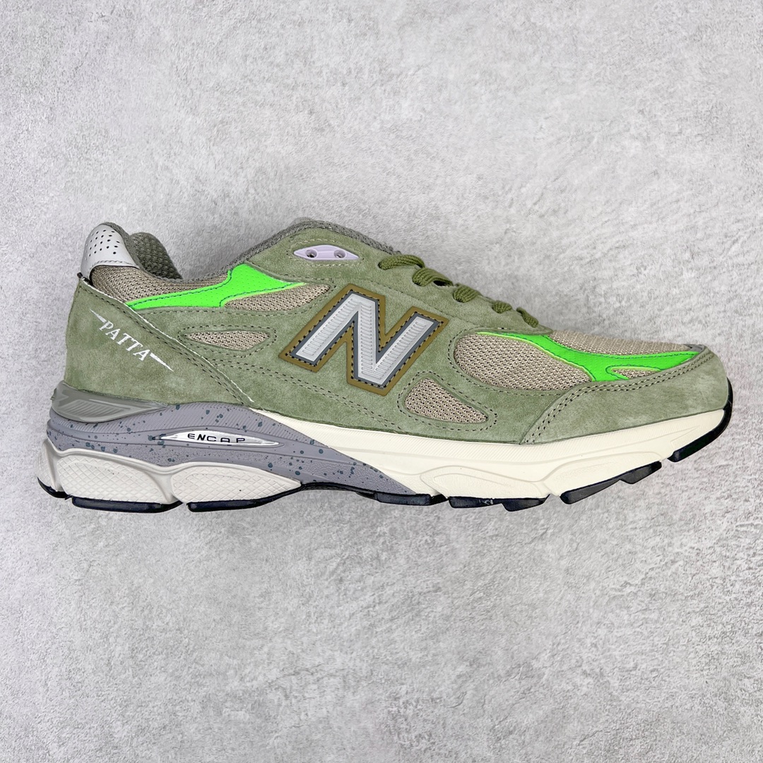 ＃K版纯原福利 New Balance M990PP3 新百伦NB990V3 浅橄榄绿 第三代总统复古慢跑鞋 正确3M反光细节 原楦原纸版开发 正确6层组合底模精密开发 搭载全新碳素中底 后跟透明TPU水晶装饰条稳固 沿用了引以为傲的跑鞋手工技艺 采用猪皮绒面并包裹局部透气网面的鞋身设计 菱网鞋舌上刻有New Balance USA 鞋面依旧身着经典的大热之灰 彰显了其高端的品质身份 尺码：36 37 37.5 38 38.5 39 40 40.5 41.5 42 42.5 43 44 45-选品中心