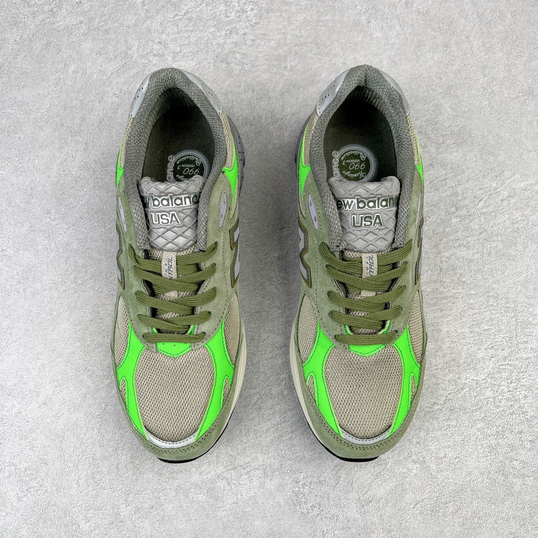 图片[2]-＃K版纯原福利 New Balance M990PP3 新百伦NB990V3 浅橄榄绿 第三代总统复古慢跑鞋 正确3M反光细节 原楦原纸版开发 正确6层组合底模精密开发 搭载全新碳素中底 后跟透明TPU水晶装饰条稳固 沿用了引以为傲的跑鞋手工技艺 采用猪皮绒面并包裹局部透气网面的鞋身设计 菱网鞋舌上刻有New Balance USA 鞋面依旧身着经典的大热之灰 彰显了其高端的品质身份 尺码：36 37 37.5 38 38.5 39 40 40.5 41.5 42 42.5 43 44 45-选品中心