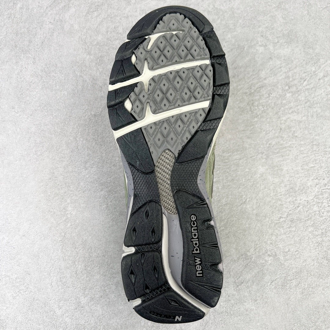 图片[9]-＃K版纯原福利 New Balance M990PP3 新百伦NB990V3 浅橄榄绿 第三代总统复古慢跑鞋 正确3M反光细节 原楦原纸版开发 正确6层组合底模精密开发 搭载全新碳素中底 后跟透明TPU水晶装饰条稳固 沿用了引以为傲的跑鞋手工技艺 采用猪皮绒面并包裹局部透气网面的鞋身设计 菱网鞋舌上刻有New Balance USA 鞋面依旧身着经典的大热之灰 彰显了其高端的品质身份 尺码：36 37 37.5 38 38.5 39 40 40.5 41.5 42 42.5 43 44 45-选品中心