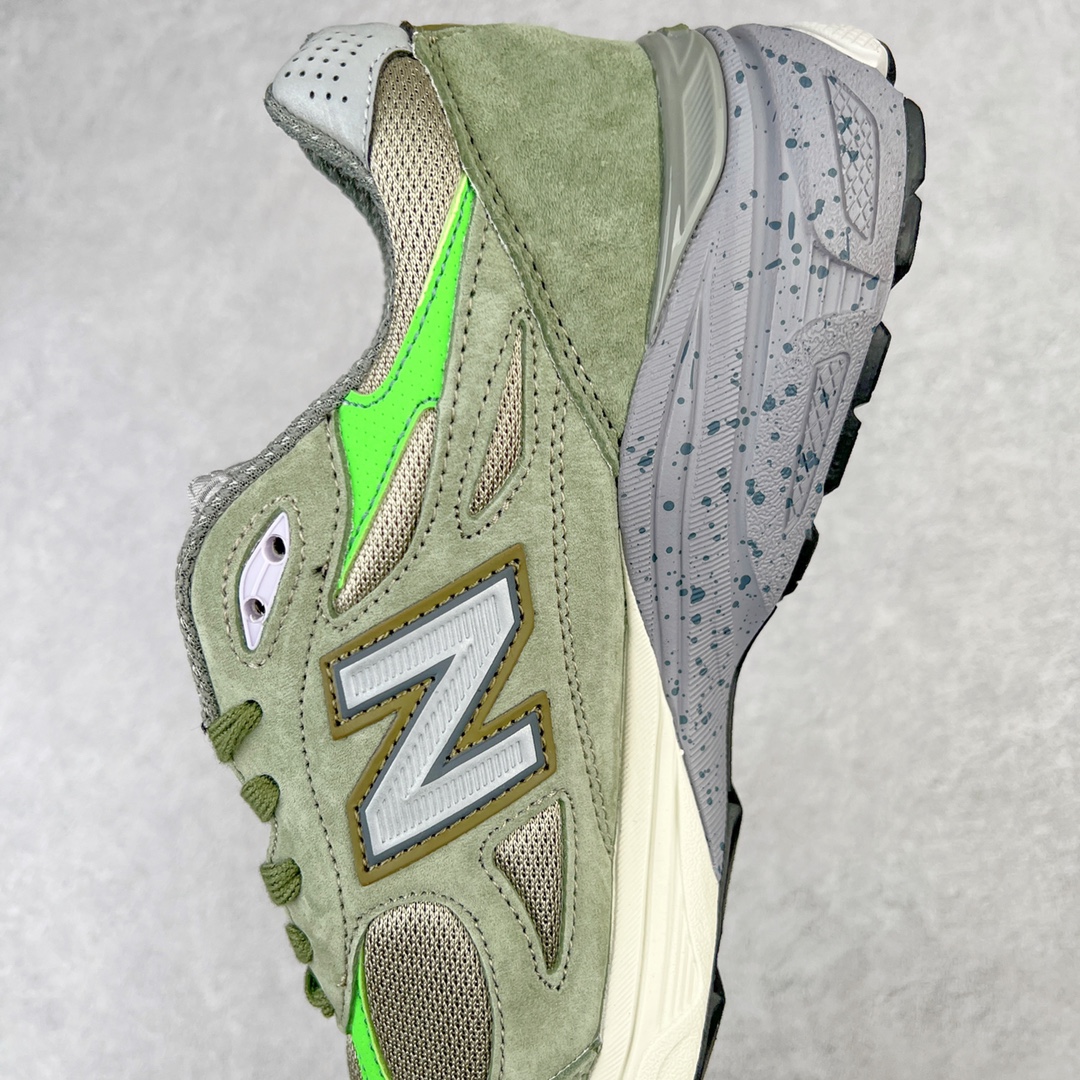 图片[7]-＃K版纯原福利 New Balance M990PP3 新百伦NB990V3 浅橄榄绿 第三代总统复古慢跑鞋 正确3M反光细节 原楦原纸版开发 正确6层组合底模精密开发 搭载全新碳素中底 后跟透明TPU水晶装饰条稳固 沿用了引以为傲的跑鞋手工技艺 采用猪皮绒面并包裹局部透气网面的鞋身设计 菱网鞋舌上刻有New Balance USA 鞋面依旧身着经典的大热之灰 彰显了其高端的品质身份 尺码：36 37 37.5 38 38.5 39 40 40.5 41.5 42 42.5 43 44 45-选品中心