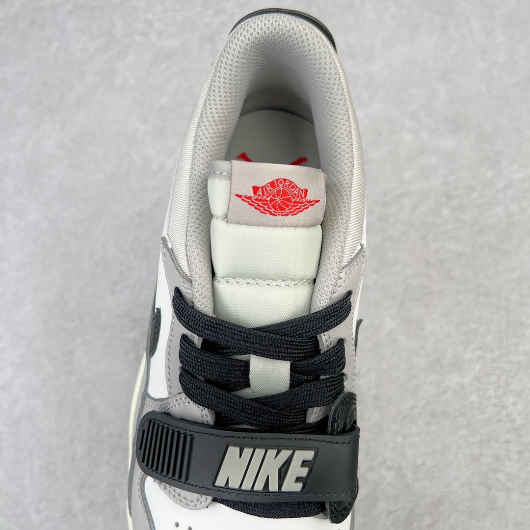 图片[5]-💰220 ＃KZ神版 Air Jordan Legacy AJ312 Low 低帮复古篮球鞋 白灰 CD7069-101 市场最强独一档产物 全套原纸板楦头开发 原厂大底磨具加持立体防滑纹理 原档数据后跟TPU子母扣魔术贴 原装可视Air Sole气垫 原汁原味最完美的312代版型 唯一正确鞋头趴度弧度高度鞋身腰线 进口港宝加持 后跟自然饱满 全鞋荧光划线卡点 追求极致完美 每一双都是工艺品 多重QC质检 超越公司货的品控标准 实实在在的免检产品 鞋身采用了皮革材质打造 横跨鞋面的魔术贴十分吸睛 侧面的Swoosh Logo的一部分被鞋面遮挡了一部分 颇具玩味 魔术贴上标有NK标识 而鞋舌上是Jordan的经典红色飞翼Logo 后跟和鞋底均采用了AJ3的设计 后跟上同样也使用了经典的爆裂纹图案 SIZE：36 36.5 37.5 38 38.5 39 40 40.5 41 42 42.5 43 44 44.5 45 46 47.5 编码：by2936090-运动鞋