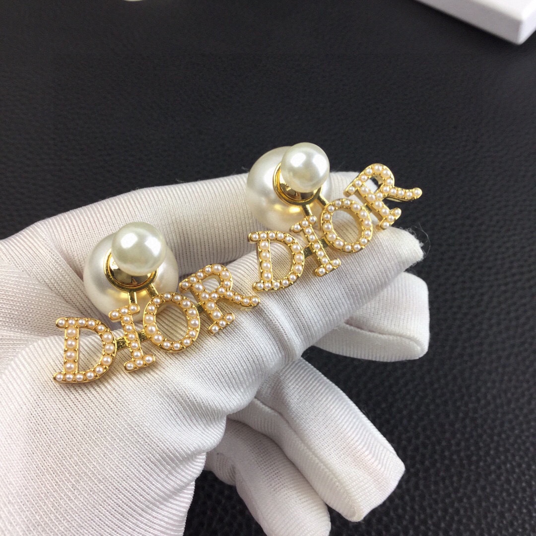 Dior迪奥JADIOR系列CD字母大小球耳钉独特的个设计真的太好看了采用原版一致黄铜材质搭配s925纯
