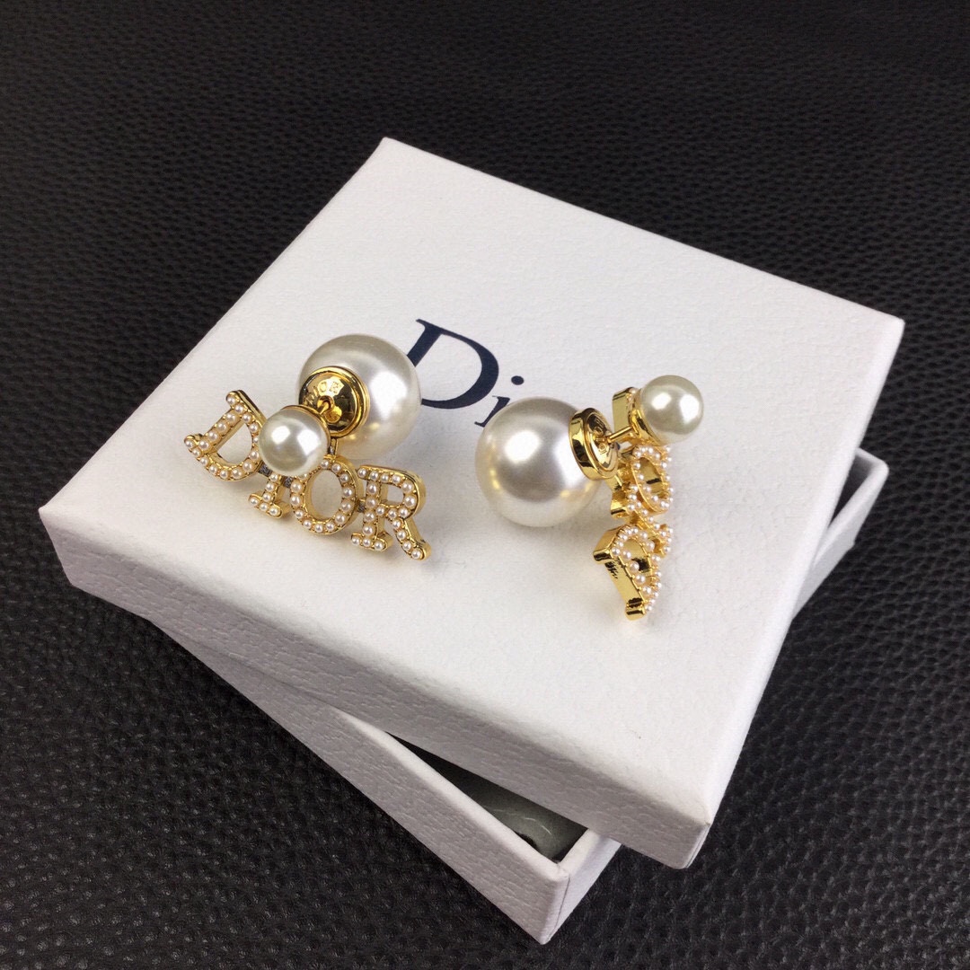 Dior迪奥JADIOR系列CD字母大小球耳钉独特的个设计真的太好看了采用原版一致黄铜材质搭配s925纯