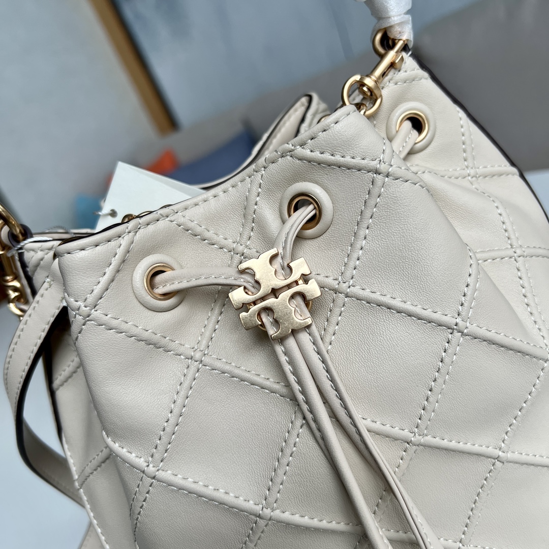 Tory Burch 2022最后一波新款 新款Fleming水桶包 选用上等柔软羊皮精心打造 抽绳开合双T标五金锁扣