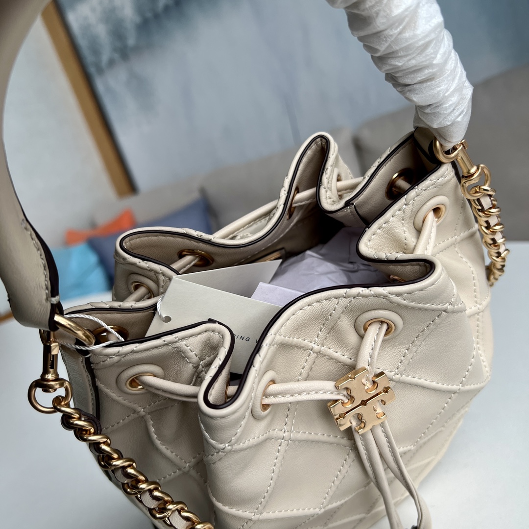 Tory Burch 2022最后一波新款 新款Fleming水桶包 选用上等柔软羊皮精心打造 抽绳开合双T标五金锁扣