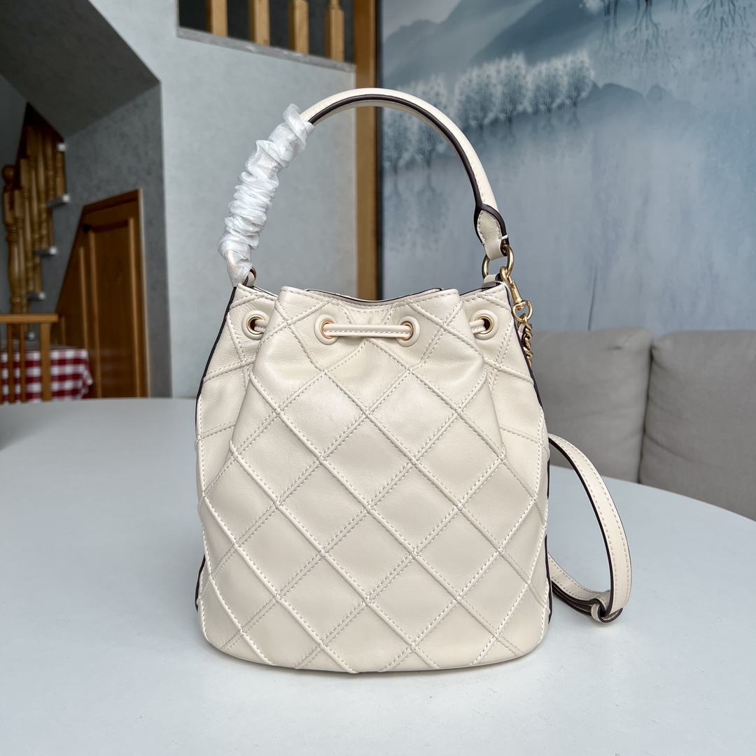 Tory Burch 2022最后一波新款 新款Fleming水桶包 选用上等柔软羊皮精心打造 抽绳开合双T标五金锁扣