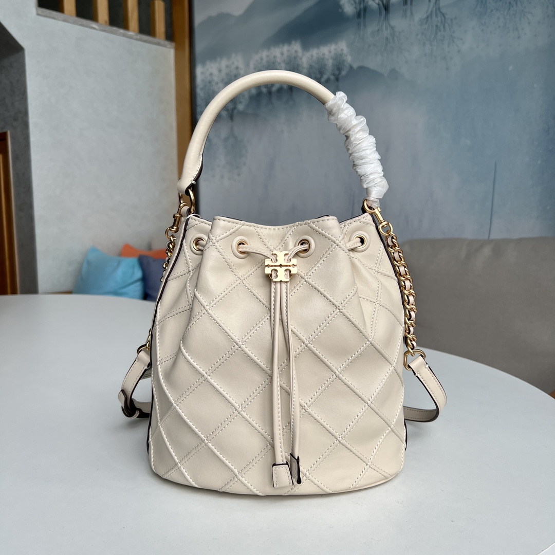 Tory Burch 2022最后一波新款 新款Fleming水桶包 选用上等柔软羊皮精心打造 抽绳开合双T标五金锁扣