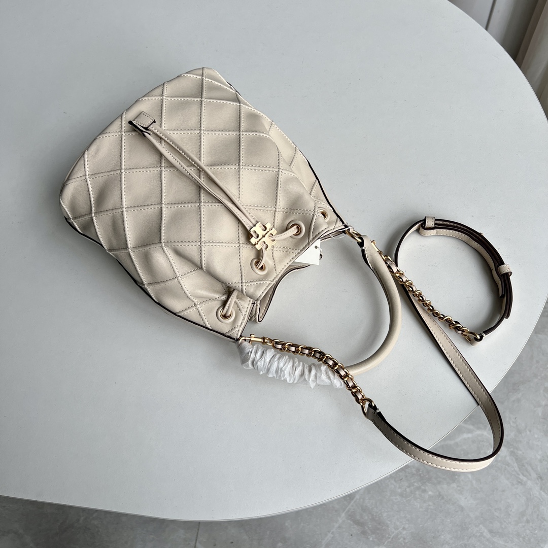 Tory Burch 2022最后一波新款 新款Fleming水桶包 选用上等柔软羊皮精心打造 抽绳开合双T标五金锁扣