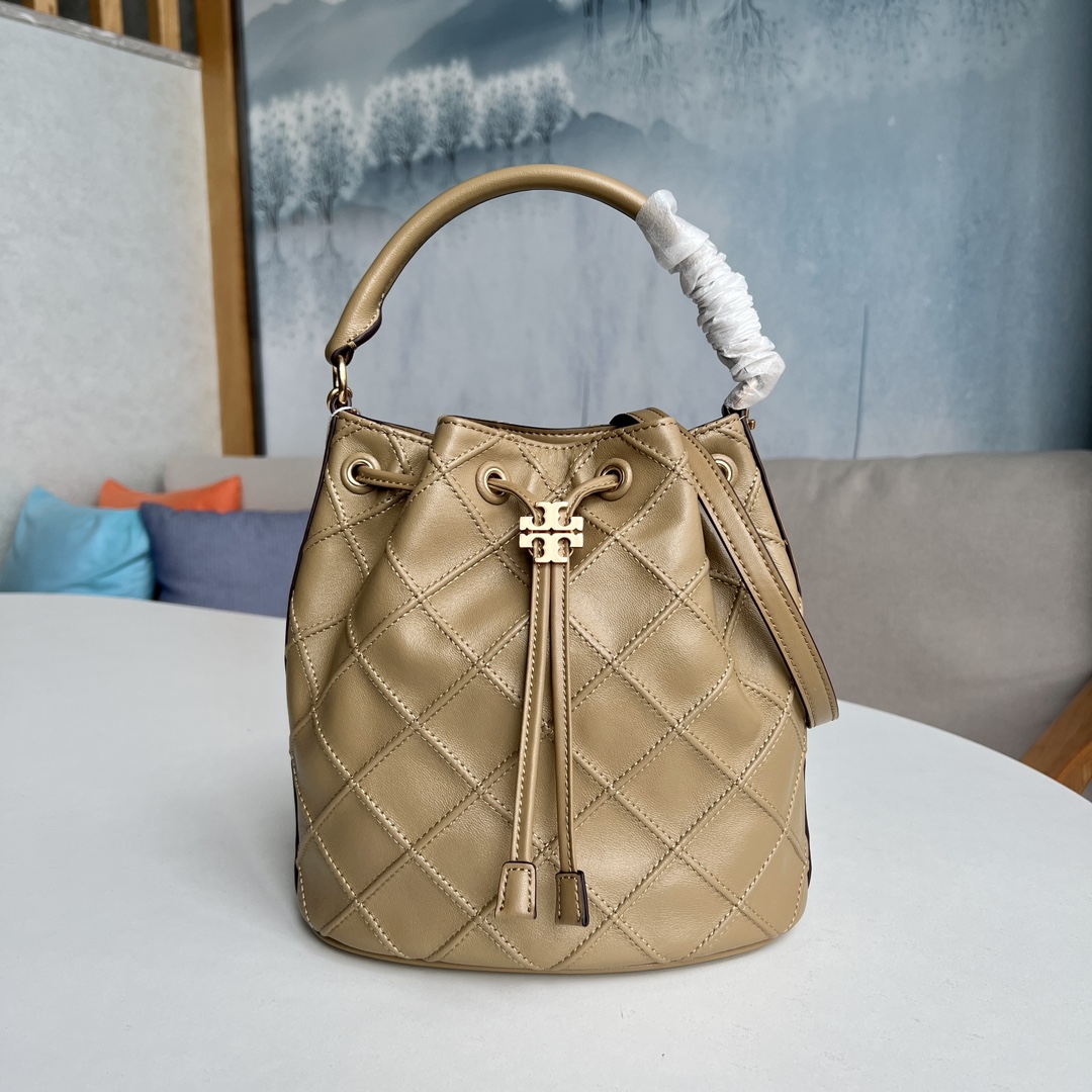 Tory Burch 2022最后一波新款 新款Fleming水桶包 选用上等柔软羊皮精心打造 抽绳开合双T标五金锁扣