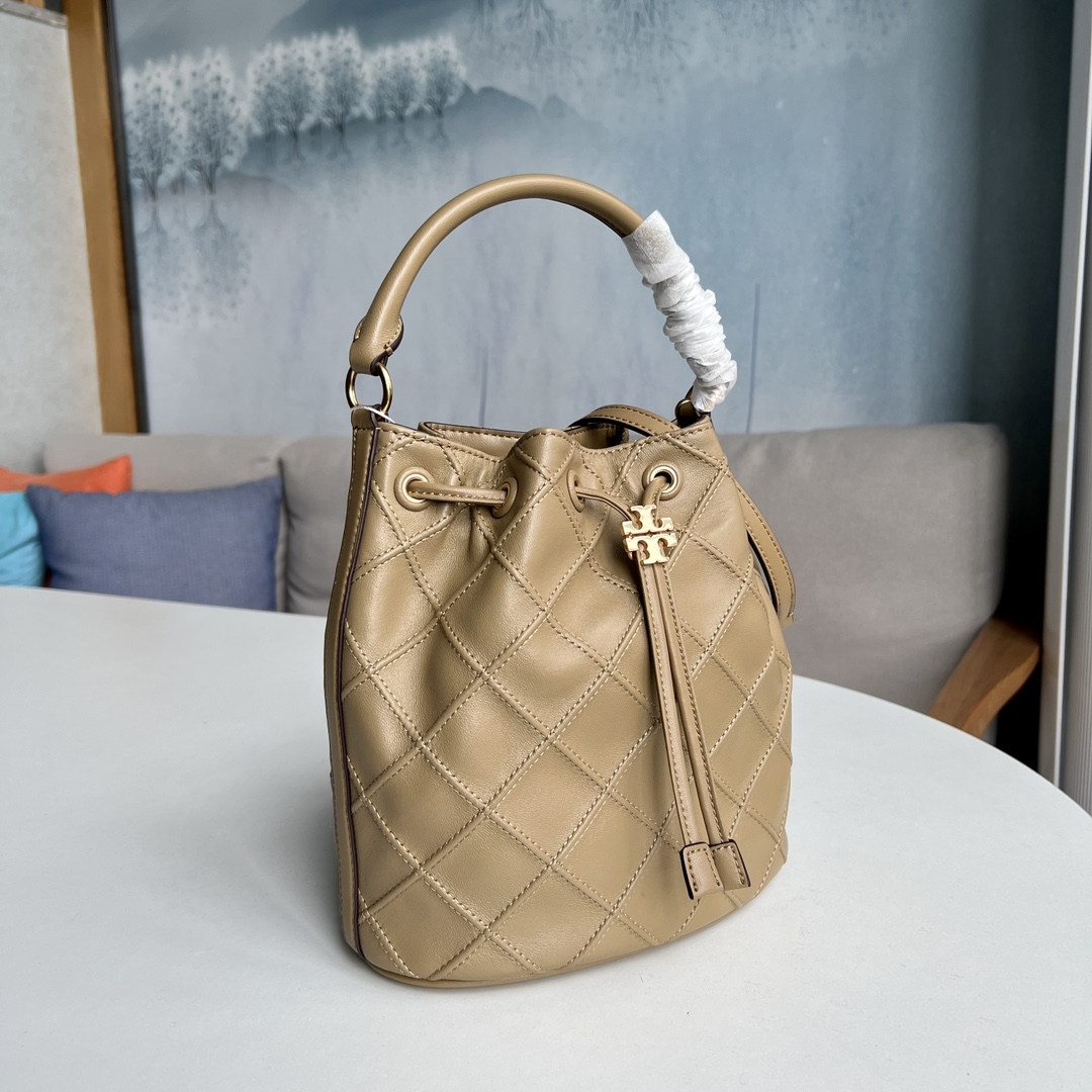 Tory Burch 2022最后一波新款 新款Fleming水桶包 选用上等柔软羊皮精心打造 抽绳开合双T标五金锁扣