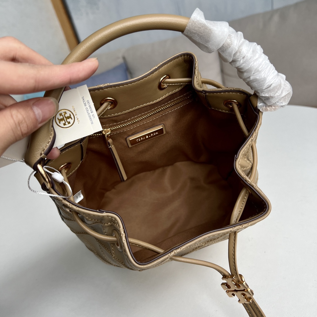 Tory Burch 2022最后一波新款 新款Fleming水桶包 选用上等柔软羊皮精心打造 抽绳开合双T标五金锁扣