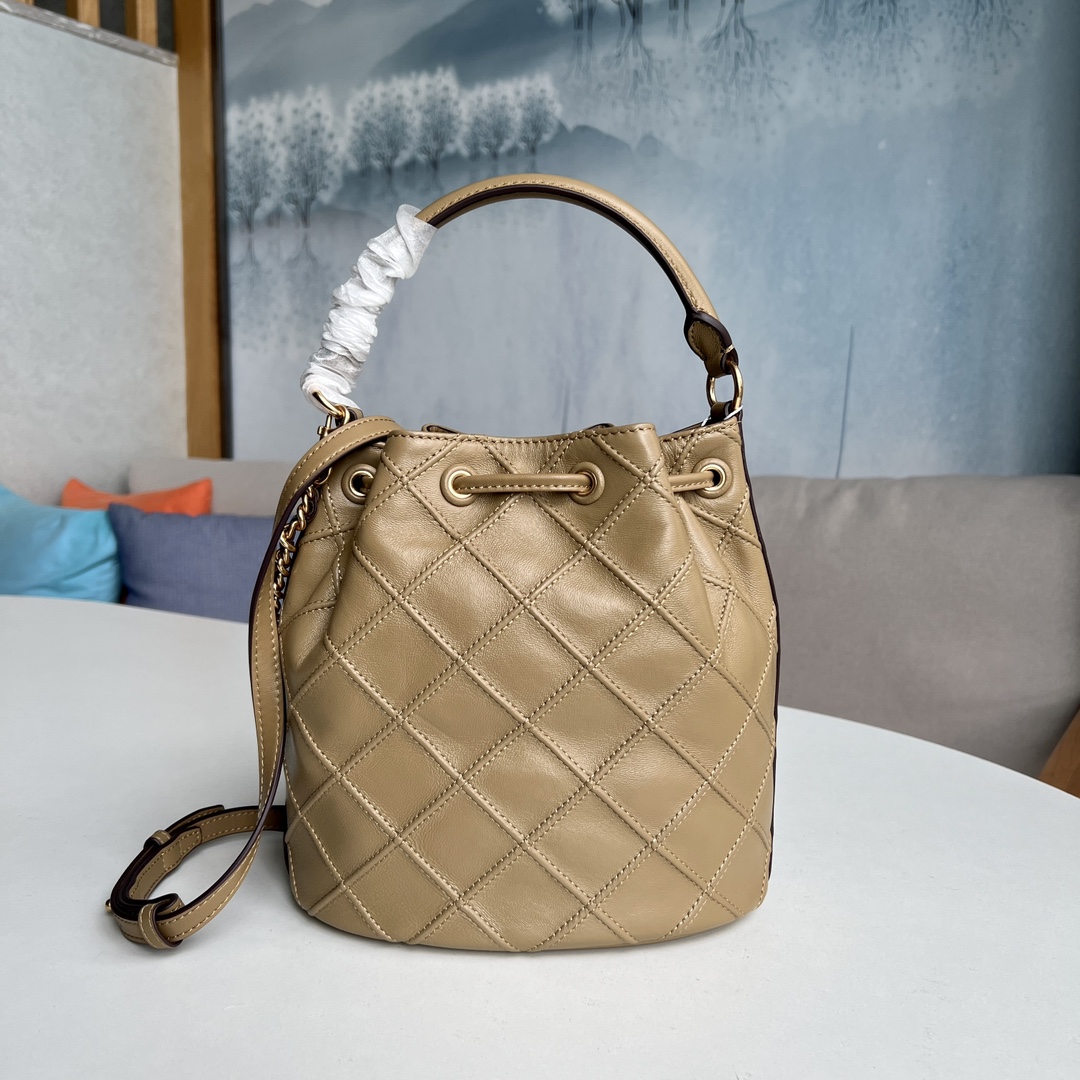 Tory Burch 2022最后一波新款 新款Fleming水桶包 选用上等柔软羊皮精心打造 抽绳开合双T标五金锁扣