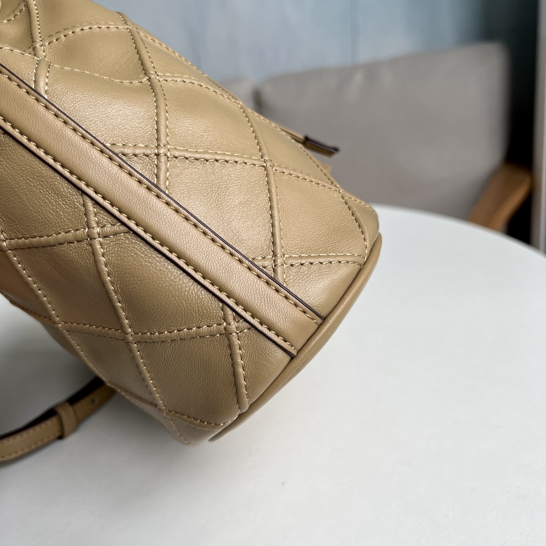 Tory Burch 2022最后一波新款 新款Fleming水桶包 选用上等柔软羊皮精心打造 抽绳开合双T标五金锁扣