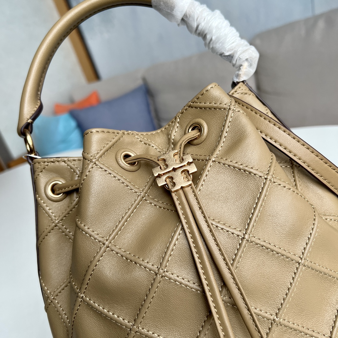 Tory Burch 2022最后一波新款 新款Fleming水桶包 选用上等柔软羊皮精心打造 抽绳开合双T标五金锁扣