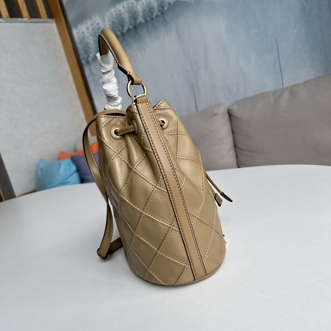 Tory Burch 2022最后一波新款 新款Fleming水桶包 选用上等柔软羊皮精心打造 抽绳开合双T标五金锁扣