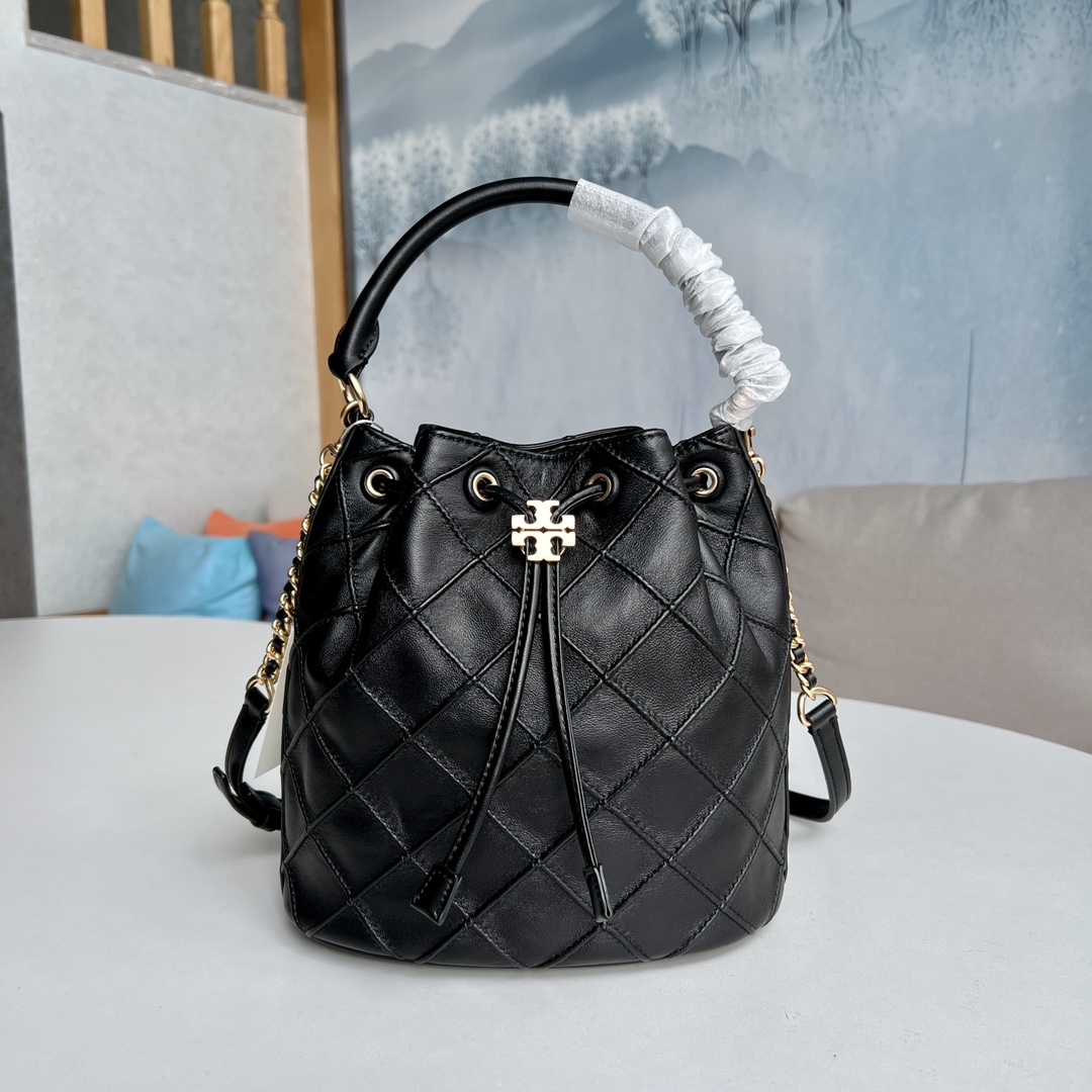 Tory Burch 2022最后一波新款 新款Fleming水桶包 选用上等柔软羊皮精心打造 抽绳开合双T标五金锁扣