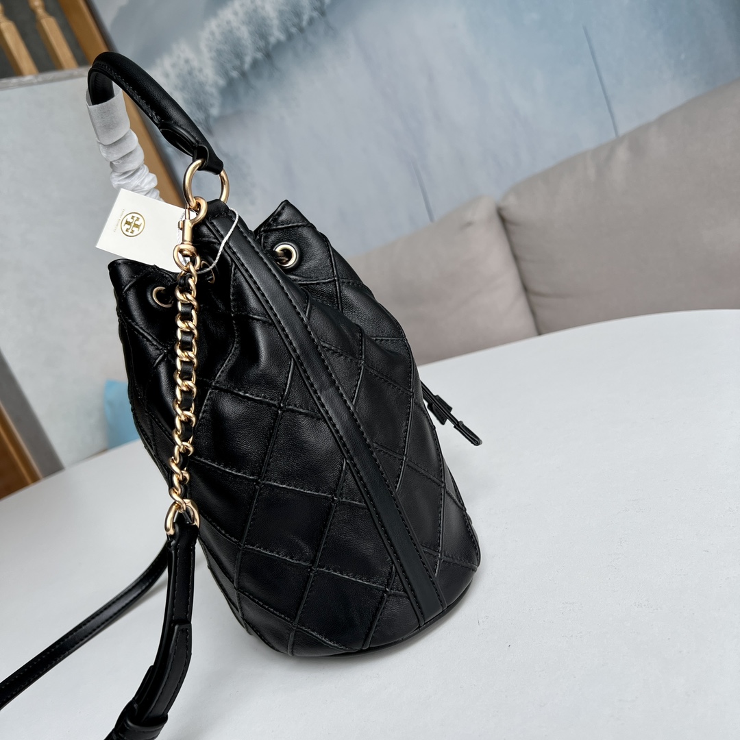 Tory Burch 2022最后一波新款 新款Fleming水桶包 选用上等柔软羊皮精心打造 抽绳开合双T标五金锁扣