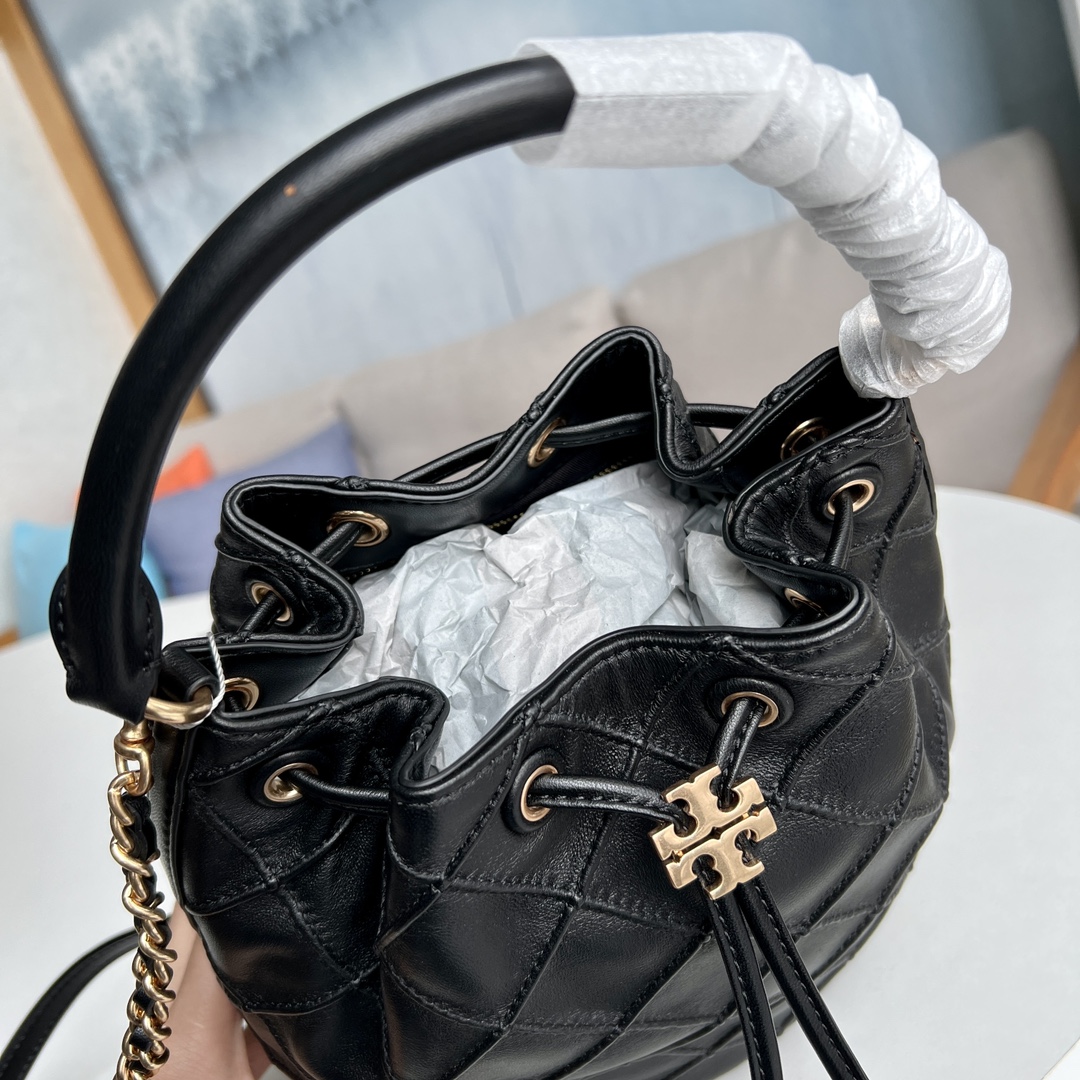 Tory Burch 2022最后一波新款 新款Fleming水桶包 选用上等柔软羊皮精心打造 抽绳开合双T标五金锁扣