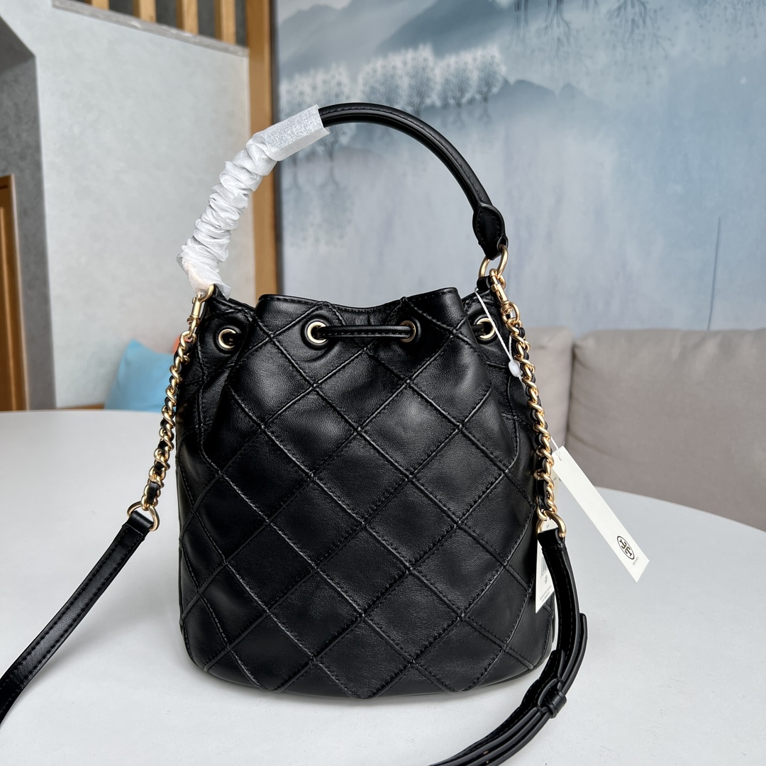 Tory Burch 2022最后一波新款 新款Fleming水桶包 选用上等柔软羊皮精心打造 抽绳开合双T标五金锁扣