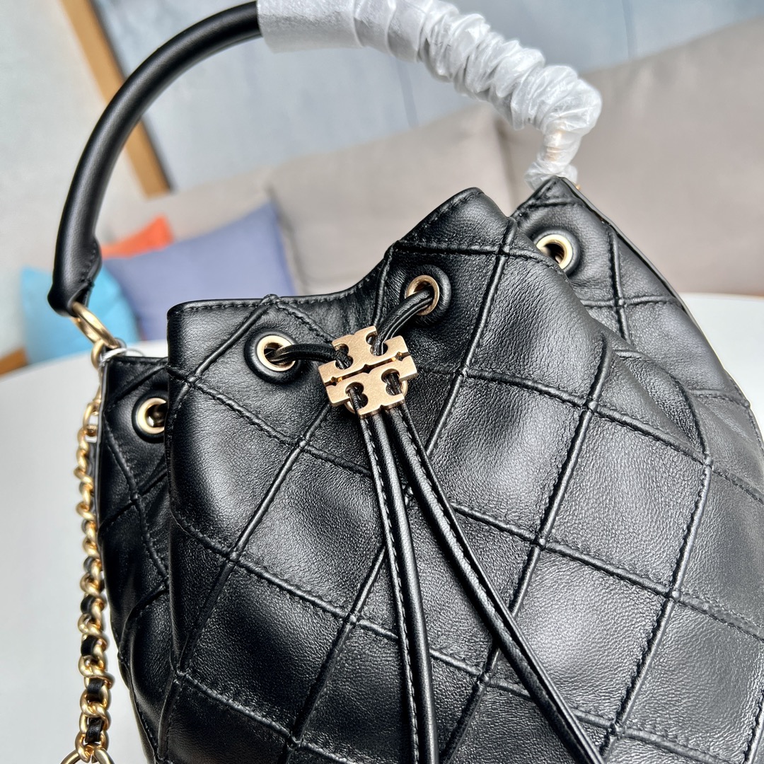 Tory Burch 2022最后一波新款 新款Fleming水桶包 选用上等柔软羊皮精心打造 抽绳开合双T标五金锁扣