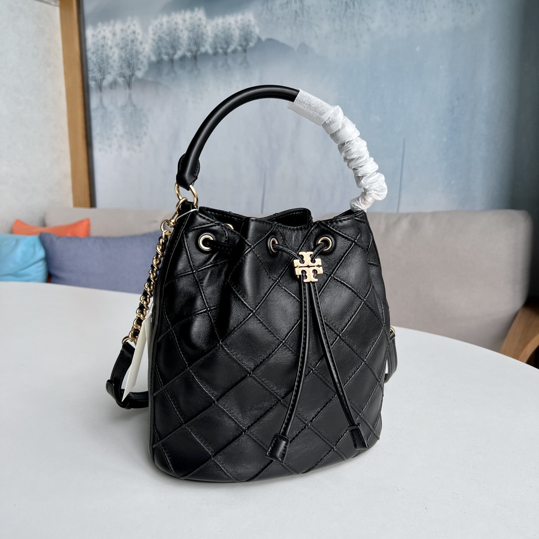 Tory Burch 2022最后一波新款 新款Fleming水桶包 选用上等柔软羊皮精心打造 抽绳开合双T标五金锁扣