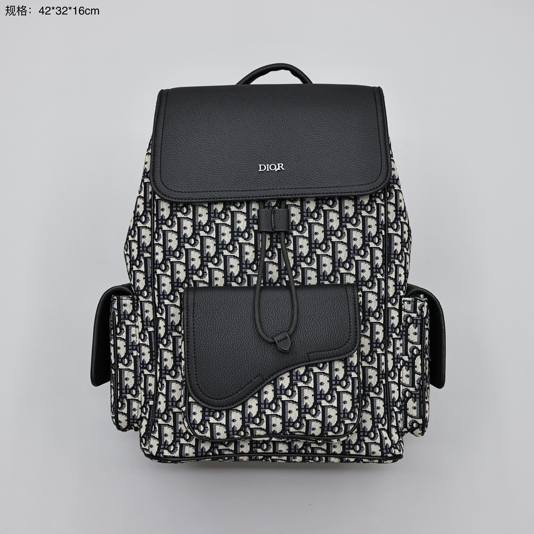 Dior迪奥新款男士双肩包💰310
这款双肩背包是本季新品,将高订精神融入功能性单品,丰富Dior Explore系列,采用提花面料精心制作,饰以Oblique印花和黑色粒面牛皮革,宽大的主隔层,搭配带有铝扣的加垫正面翻盖口袋和两个侧面口袋,更显精致,可与各式休闲单品搭配,作为造型的点睛之笔。
规格:42*32*16cm