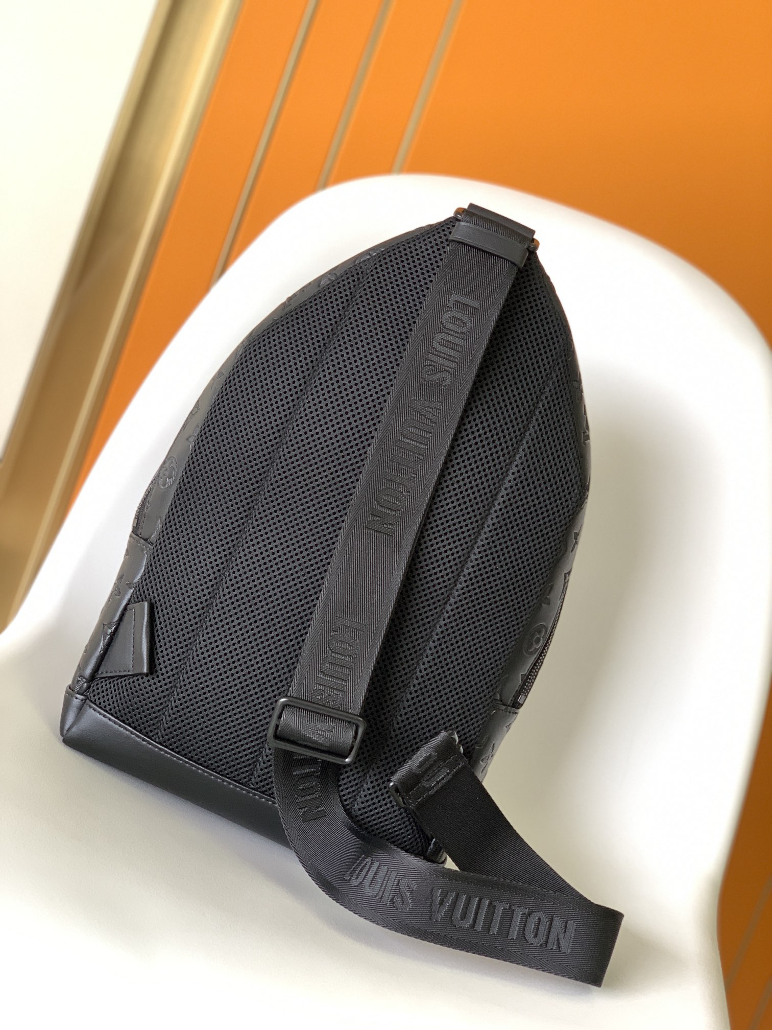  顶级原单 M46107 Racer 单肩包流露 Monogram Shadow 皮革的儒雅气息。柔软耐