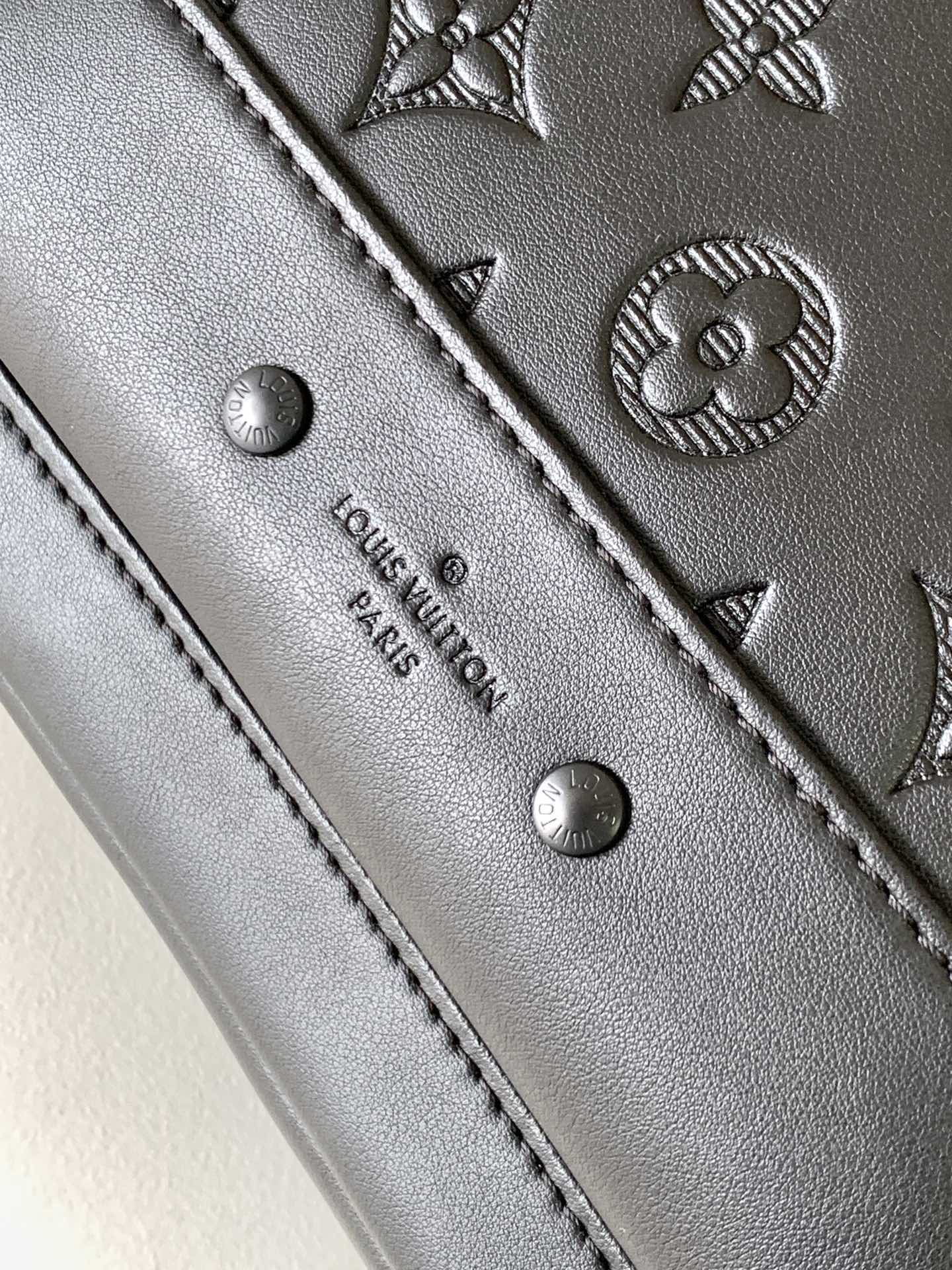  顶级原单 M46107 Racer 单肩包流露 Monogram Shadow 皮革的儒雅气息。柔软耐