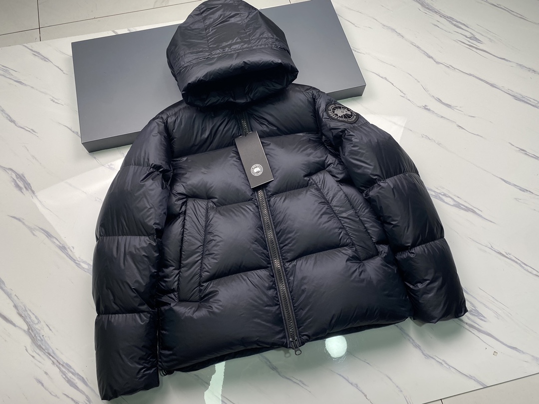 NO:689525,Big Goose Crofton Series Uniform Hooded Goose Down Jackets for Men and Women (2 Colors) Ready for delivery in seconds!  !  Make a difference with this new addition to the Crofton range. This everyday staple is made from our sustainable Feather-Light ripstop fabric that takes warmth and shape to a new level. This down jacket is the ideal winter piece, easy to pack and easy to carry with you. Japanese standard 90 white goose down fill, sizes: XS-L,Canada Goose-clothing,jackets & coats,down jacket,hats,19860909大鹅Crofton 系列 男女同款连帽鹅绒服(2色) 现货秒发！！ Crofton 系列的新款让您彰显不同.这款日常穿搭常备单品采用我们的可持续 Feather-Light 抗撕裂面料制成让保暖性和外形呈现新的层次. 这款羽绒夹克是理想的冬季单品,易于收纳,便于随身携带. 日标90白鹅绒填充, 尺码:XS-L码,加拿大鹅-服装,jackets & coats,down jacket,hats,,Women's clothing