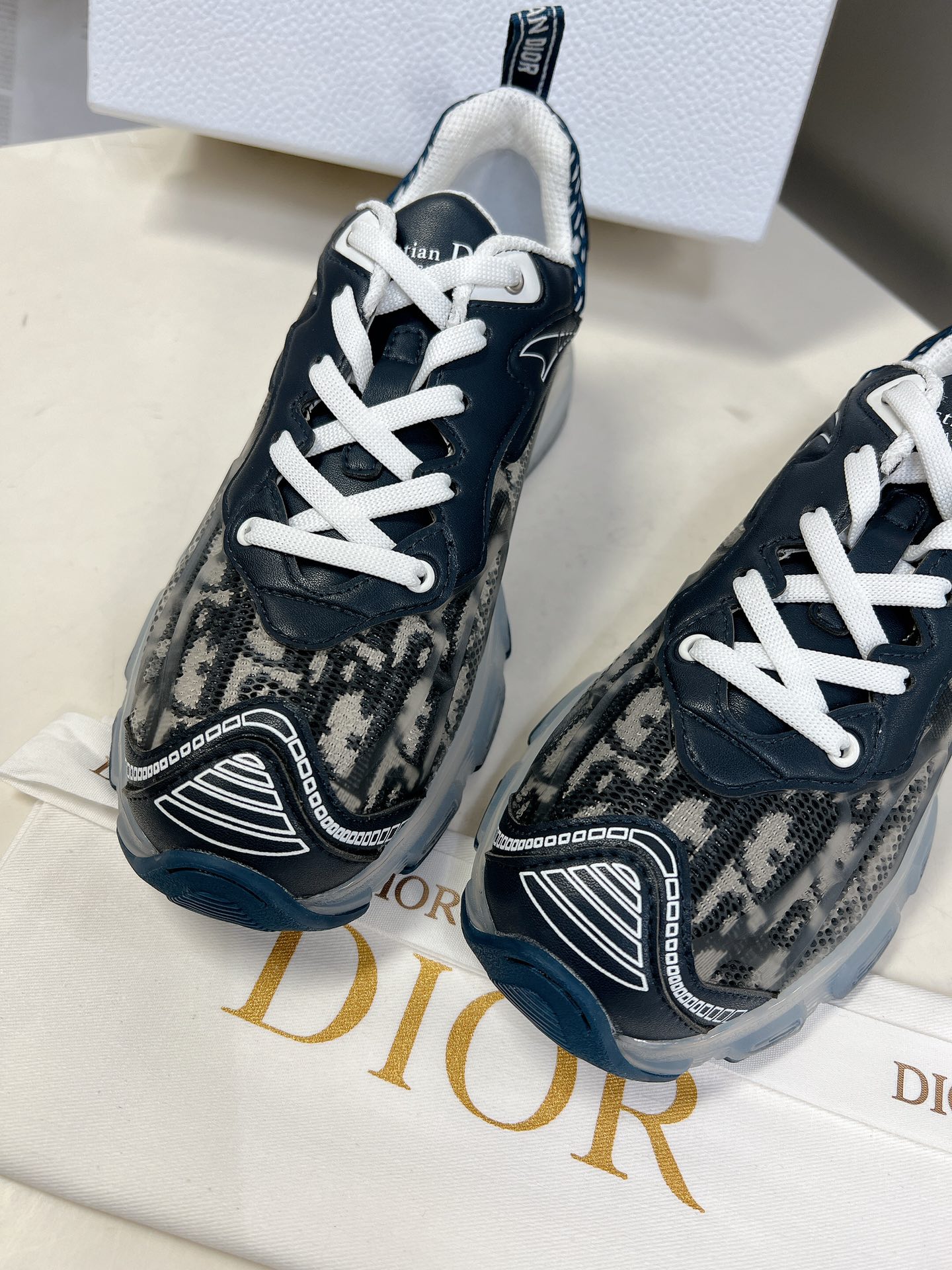 Dior Dior迪奥最新款运动休闲鞋 仙女老爹鞋 发布秀的标志性款式 融入D奥高订精神重新诠释 跑鞋