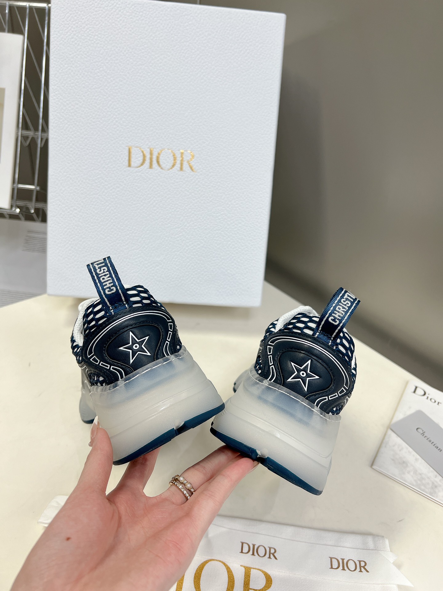 Dior Dior迪奥最新款运动休闲鞋 仙女老爹鞋 发布秀的标志性款式 融入D奥高订精神重新诠释 跑鞋