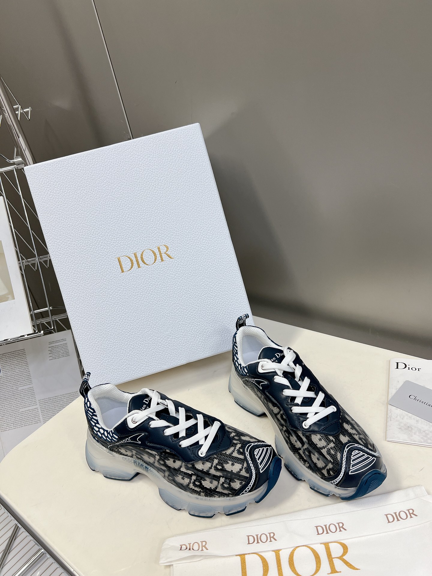 Dior Dior迪奥最新款运动休闲鞋 仙女老爹鞋 发布秀的标志性款式 融入D奥高订精神重新诠释 跑鞋