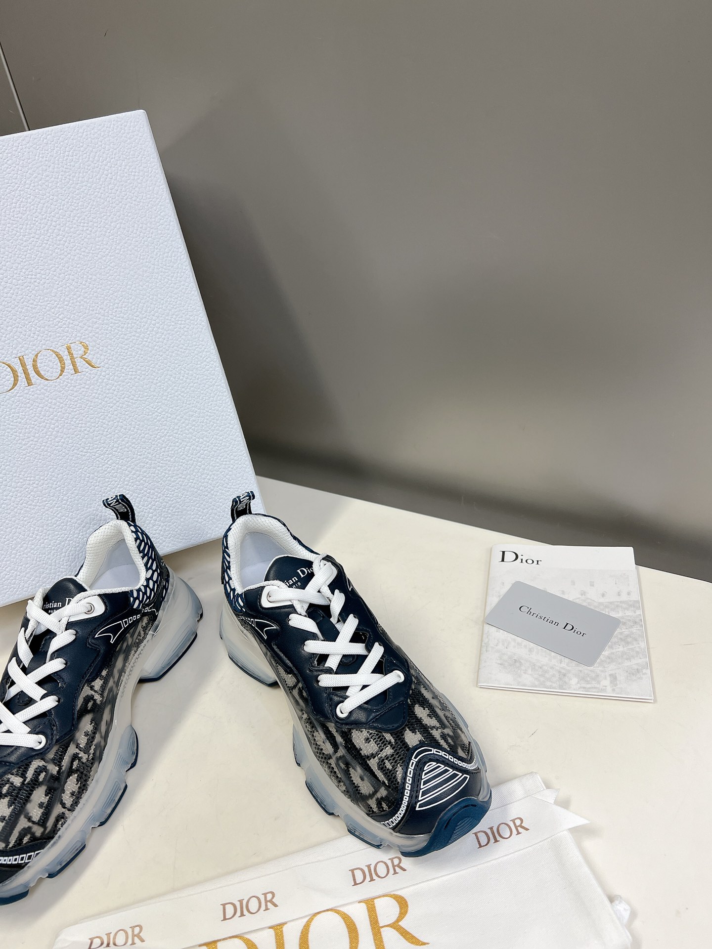 Dior Dior迪奥最新款运动休闲鞋 仙女老爹鞋 发布秀的标志性款式 融入D奥高订精神重新诠释 跑鞋
