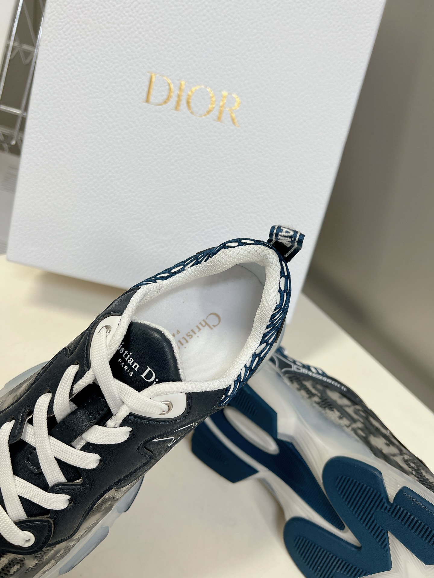 Dior Dior迪奥最新款运动休闲鞋 仙女老爹鞋 发布秀的标志性款式 融入D奥高订精神重新诠释 跑鞋