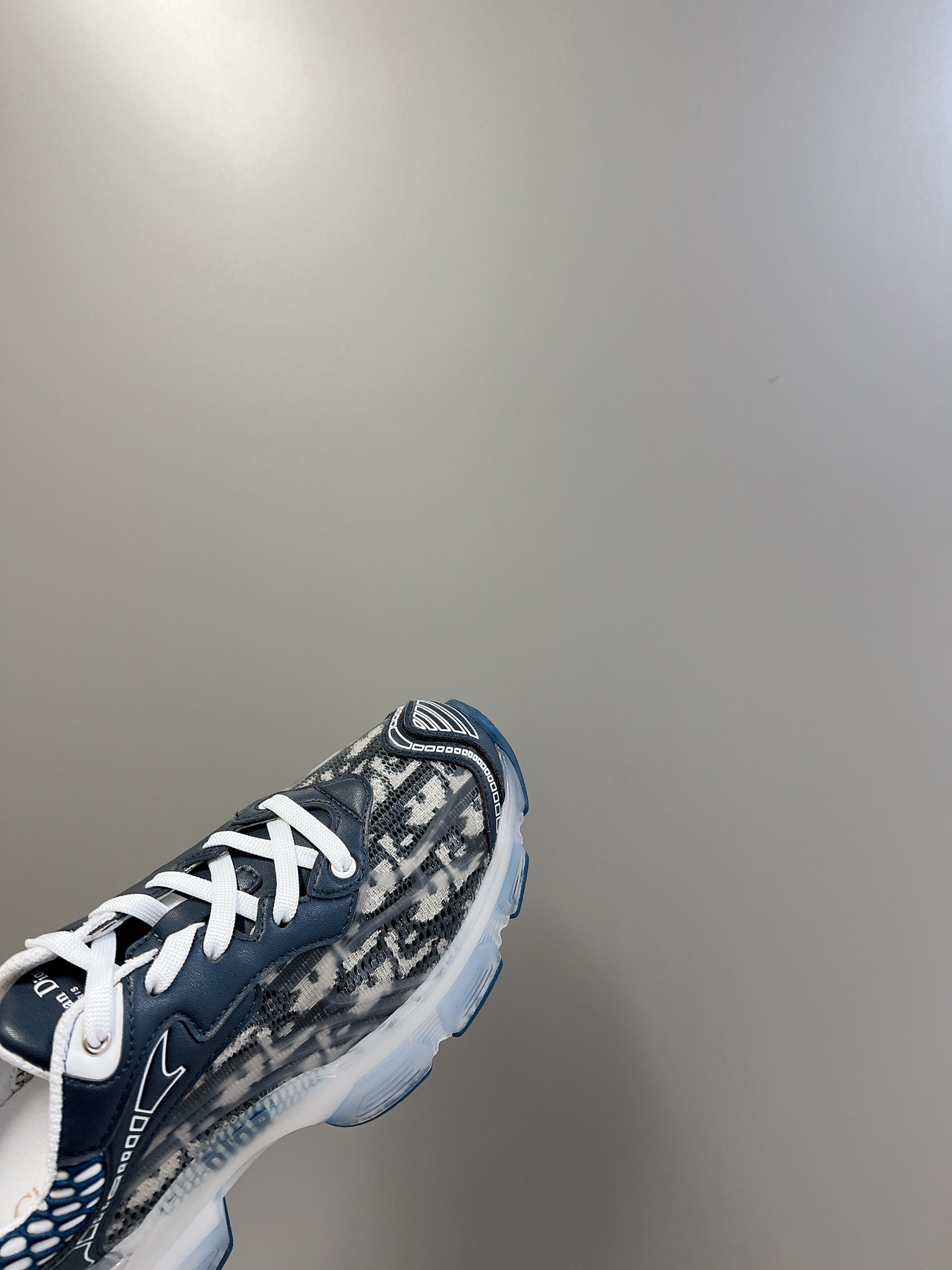Dior Dior迪奥最新款运动休闲鞋 仙女老爹鞋 发布秀的标志性款式 融入D奥高订精神重新诠释 跑鞋