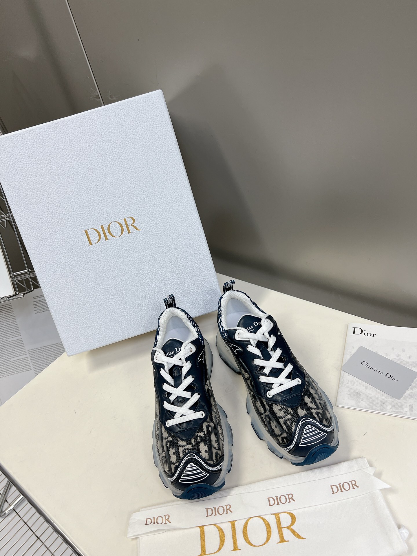 Dior Dior迪奥最新款运动休闲鞋 仙女老爹鞋 发布秀的标志性款式 融入D奥高订精神重新诠释 跑鞋