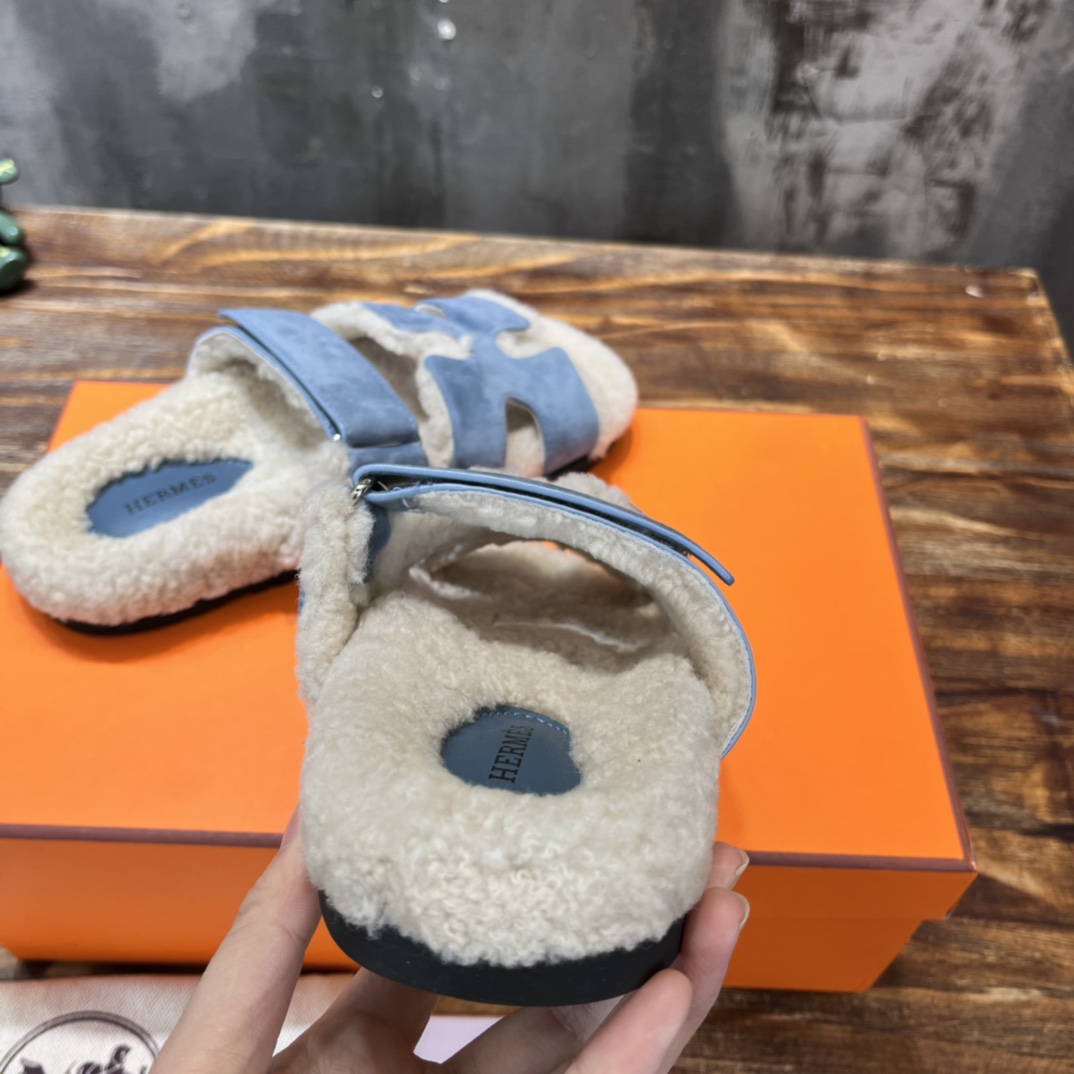 Hermès 爱马仕Herme’s 推出 又长青的鞋——魔术贴二舅毛拖