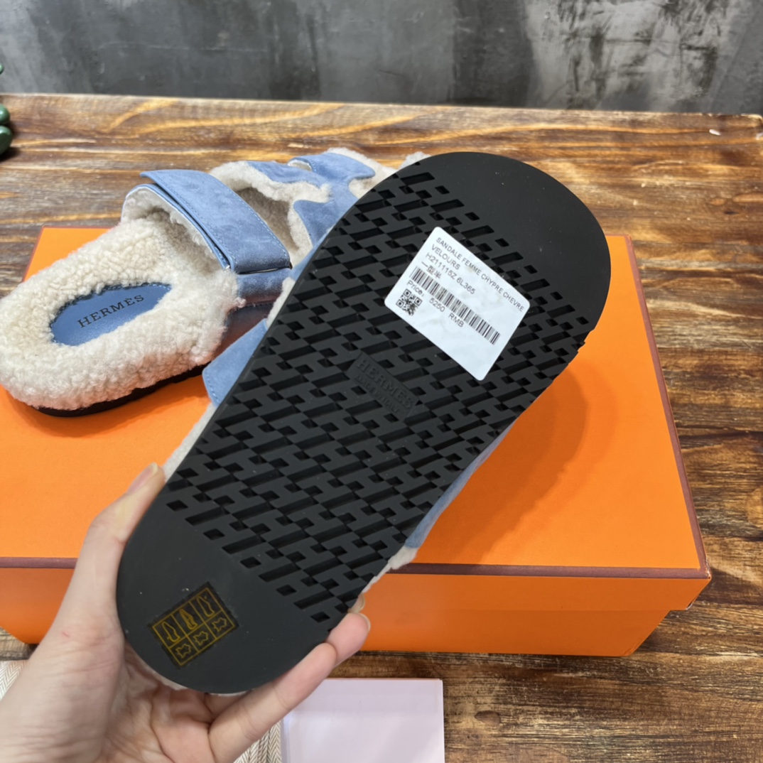 Hermès 爱马仕Herme’s 推出 又长青的鞋——魔术贴二舅毛拖