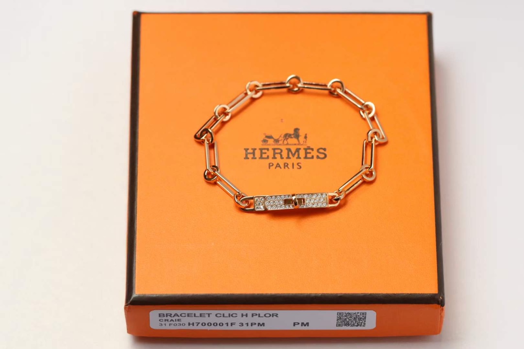 NO:103932,Hermes Kelly Chaine Rotating Buck Bracelet 925 pure silver, electroplated gold, this Kelly bag rotating buckle design is originally a fine piece of jewelry. Now, this crocodile wide leather bracelet that is used to decorate the bright colored colored colorful crocodile gold-patterned bracelet. Original steel mold CNC craftsmanship, old master pure hand-in-made, exquisite products!  Special counter prints, fine and beautiful presentation, Hermes bracelet, hermes, hermes, bracelet, bracelet19860909Hermes Kelly Chaine凯丽 旋搭转扣手链 925纯打银造、电镀咪金、这款Kelly包转旋搭扣设计,本就是一件美精的珠宝. 如今,这用款来装饰色明彩丽的鳄鱼宽皮版手镯和兰米式织网金纹丝手镯. 原版钢模 CNC工艺、老傅师纯手镶工嵌 精打品造！ 专柜字印、完细美节呈现,爱马仕手链,hermes,hermes,bracelet,bracelet,Jewelry