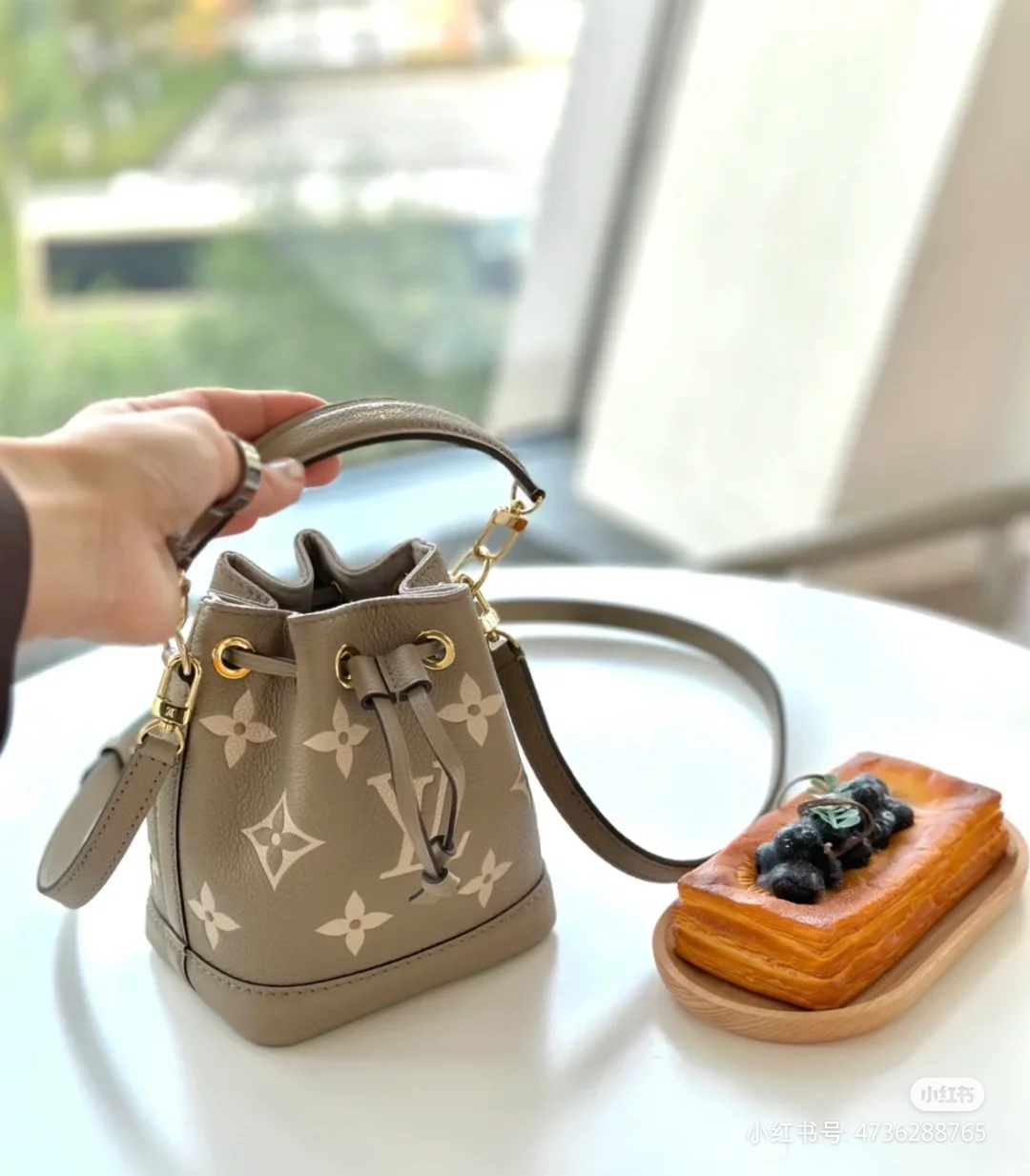 NO:201177,The details of the version are perfect original single quality M46448 /M46291 Gray embossed (silk printing) This Nano Noé handbag is a Monogram Empreinte leather embossed Monogram pattern, interpreting the pocket version of the classic Noé handbag, using a trendy drawstring to store daily needs. The handle and adjustable shoulder strap are removable, achieving multiple carrying methods. Size 13 x 16 x 10 cm, LV [top original single], louis vuitton19860909对版开发细节完美原单品质 M46448 /M46291 灰色压花（丝印）本款 Nano Noé 手袋为 Monogram Empreinte 皮革压印 Monogram 图案,演绎经典 Noé 手袋的袖珍版本,以潮流抽绳收纳日常所需.手柄和可调节肩带均可拆卸,实现多种背携方式.尺寸13 x 16 x 10 厘米,LV【顶级原单】,louis vuitton,Bag