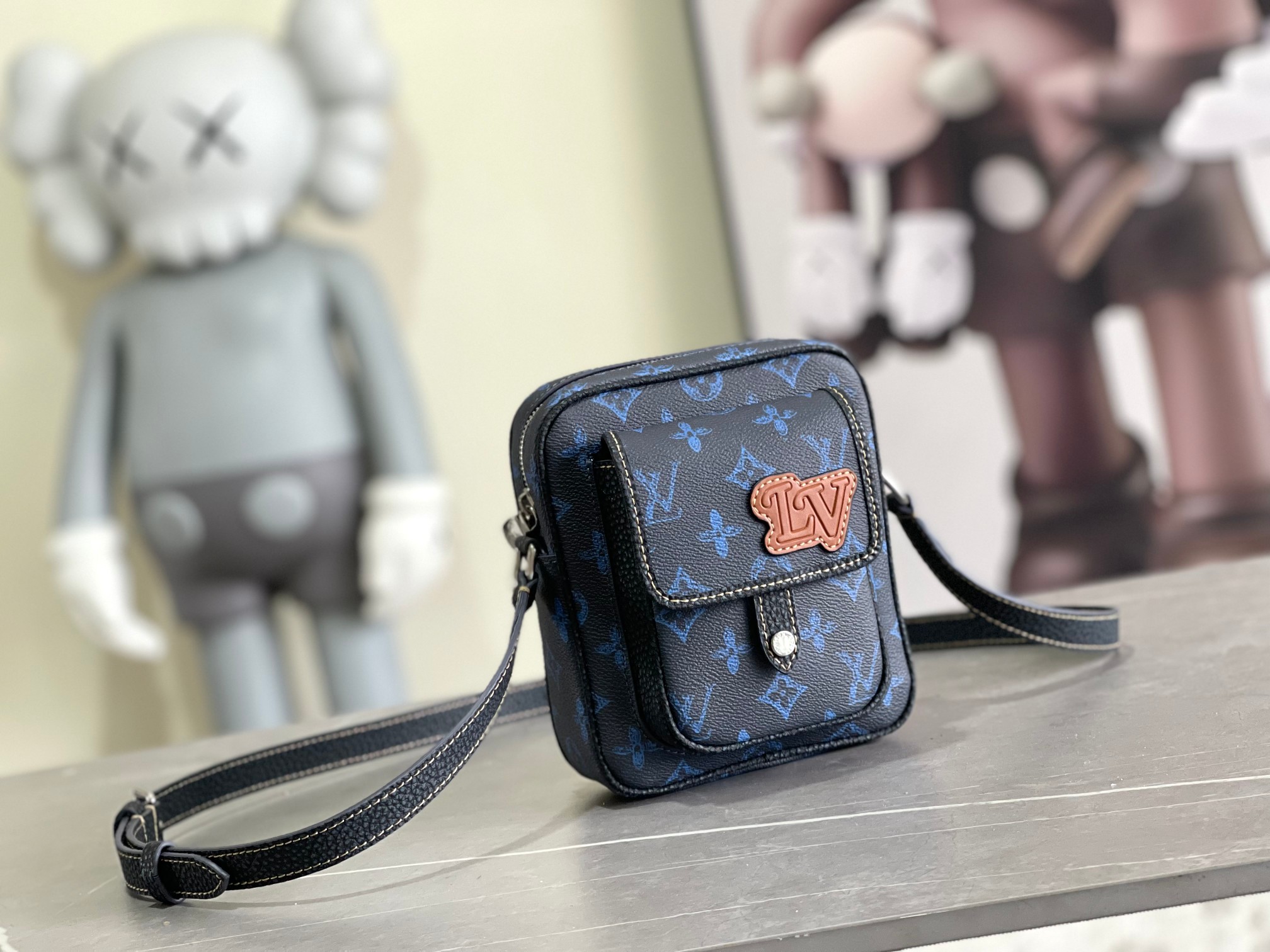 NO:178807,!  M81854 Denim Blue M69404 Christopher Mini Handbag is made of Louis Vuitton's iconic Monogram Macassar material and matte metal parts, with adjustable shoulder straps, and the dynamic atmosphere bursts out. There is also a spacious compartment and front pocket, providing a modern way to carry everyday needs. Monogram Macassar coated canvas and cowhides, cowhides, fabric lining, adjustable shoulder straps, front pockets are equipped with leather hooks and patch pockets!  Size: 15x17x8CM, genuine LV, louis vuitton, louis vuitton, cowhide19860909！M81854牛仔蓝 M69404 Christopher 迷你手袋 取材路易威登标志性 Monogram Macassar 材质和哑光金属件,搭配可调节肩带,动感气息随即迸发.另设有宽敞隔层和前袋,为携带日常所需提供摩登之法.Monogram Macassar 涂层帆布和牛皮一牛皮饰边一织物内衬一可调节肩带一前袋配有皮革钩扣一内贴袋！尺寸:15x17x8CM,正品级LV,louis vuitton,louis vuitton,cowhide,Bag