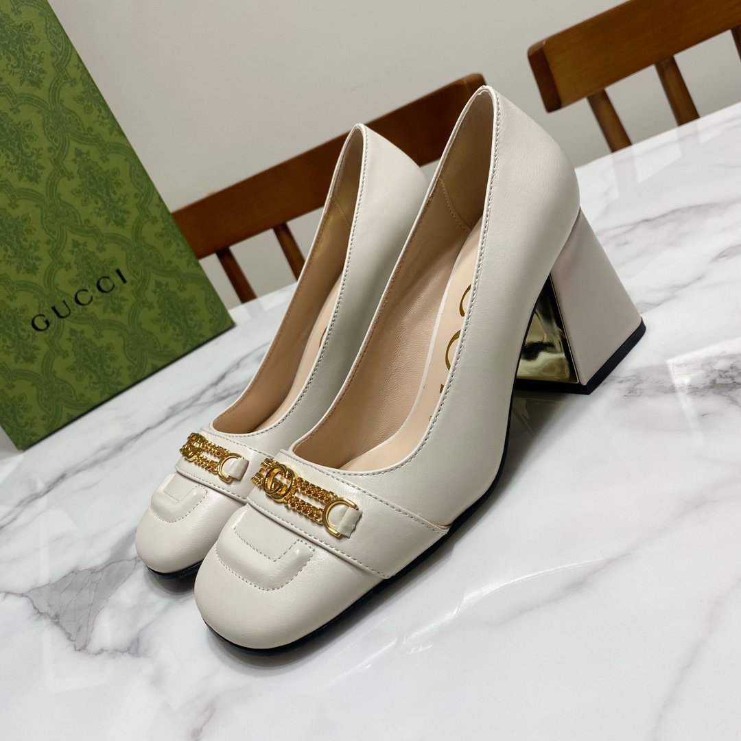 NO:261253,Gucci Ugly cute single shoes, fashionable and retro. versatile and durable. The upper is full-grain sheepskin, the inner mat is goatskin, the genuine leather sole, the heel is electroplated sheepskin edging, the original customized hardware horse buckle, the heel height is 7.5CM Size 35-39 size (34.40.41.42.43 custom made, no return or exchange), single shoes, gucci, sheepskin19860909Gucci 古奇 丑萌单鞋,时尚复古.百搭耐看 鞋面为全粒面羊皮,里垫为山羊皮,真皮底,鞋跟为电镀羊皮包边,原版定制五金马衔扣 跟高7.5CM Size35—39码（34.40.41.42.43定做,不退换）,单鞋,gucci,sheepskin,Women's Shoes