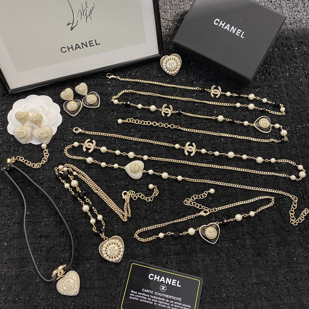 编码N557 🛍香奈儿项链热销款🔥爆上新🆕🆕🆕😎CHANEL22A神秘黑琉璃珍珠爱心项链，一致专柜🆕，黄