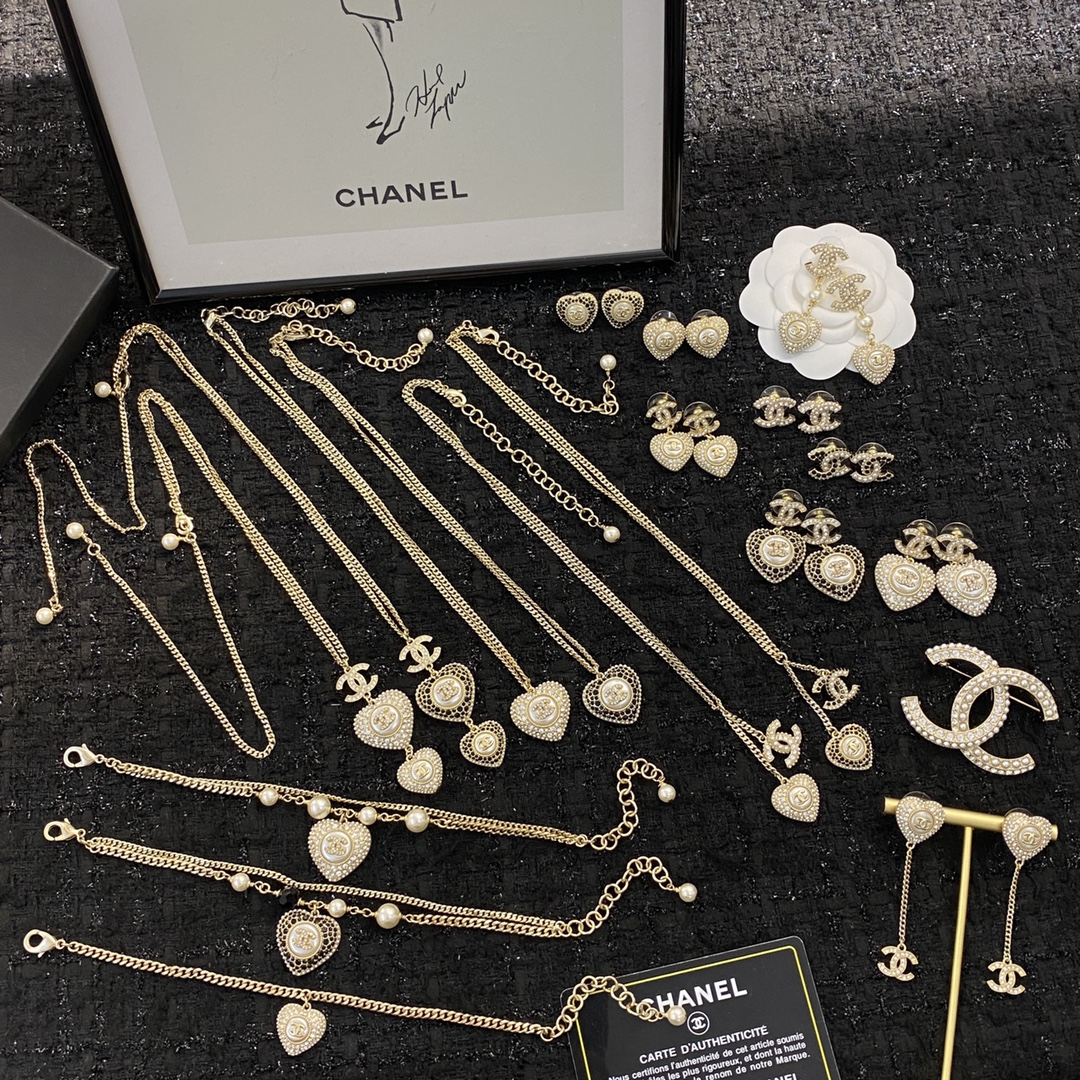 编码H485 🛍香奈儿手链热销款🔥爆上新🆕🆕🆕😎CHANEL22A浅金爱心手链，一致专柜🆕，黄铜材质💕外