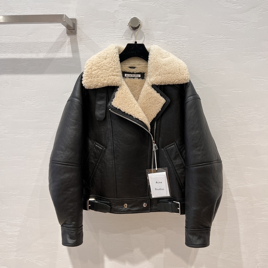 NO:661273,High-end original quality AC*E Studio official website synchronizes the same imported merino fur for men and women!  The couple model is made of imported Merino fur, which is full and thick with a full grainy feel!  It feels delicate and soft, and the upper body is super warm. Original customized motorcycle style, simple and elegant!  The deconstructed tailoring design concept is fashionable and handsome. The classic silkworm motorcycle style is versatile and easy to match!  The stand-up lapel design keeps you warm without being bulky. For perfect workmanship, look at the details!  One color S-XL L size bust 108, shoulder width 61, sleeve length 54, dress length 55., women's clothing, dior,  19860909高端原单品质AC*E Studio官网同步 男女同款进口美丽奴皮毛一体！情侣款选用进口美丽奴颗粒皮毛一体,毛质饱满厚实,颗粒感满满！手感细腻软糯,上身超级保暖 原版定制机车版型,简单大气！解构主义剪裁设计理念时髦又帅气.经典蚕型机车版型百搭不挑人！立翻领设计保暖不臃肿.完美做工品质看细节！一色S-XL L码胸围108,肩宽61,袖长54,衣长55.,女装,dior, ,Women's clothing