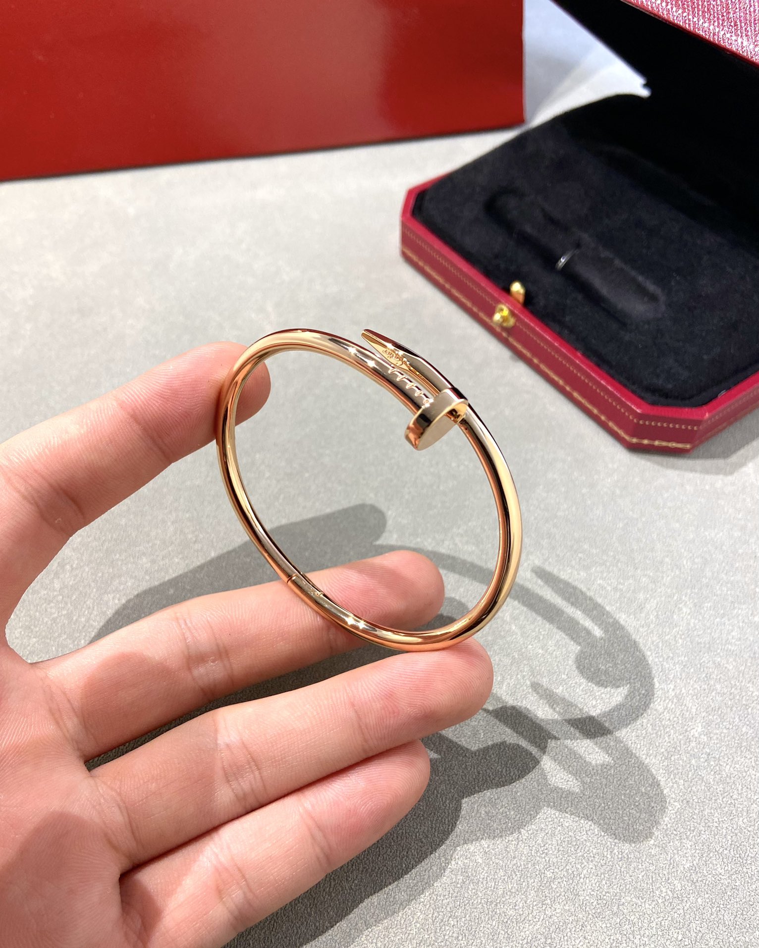 Cartier Juste un Clou bracelet en V gold, minimaliste et personnalisé, à porter en superposition - qualité supérieure