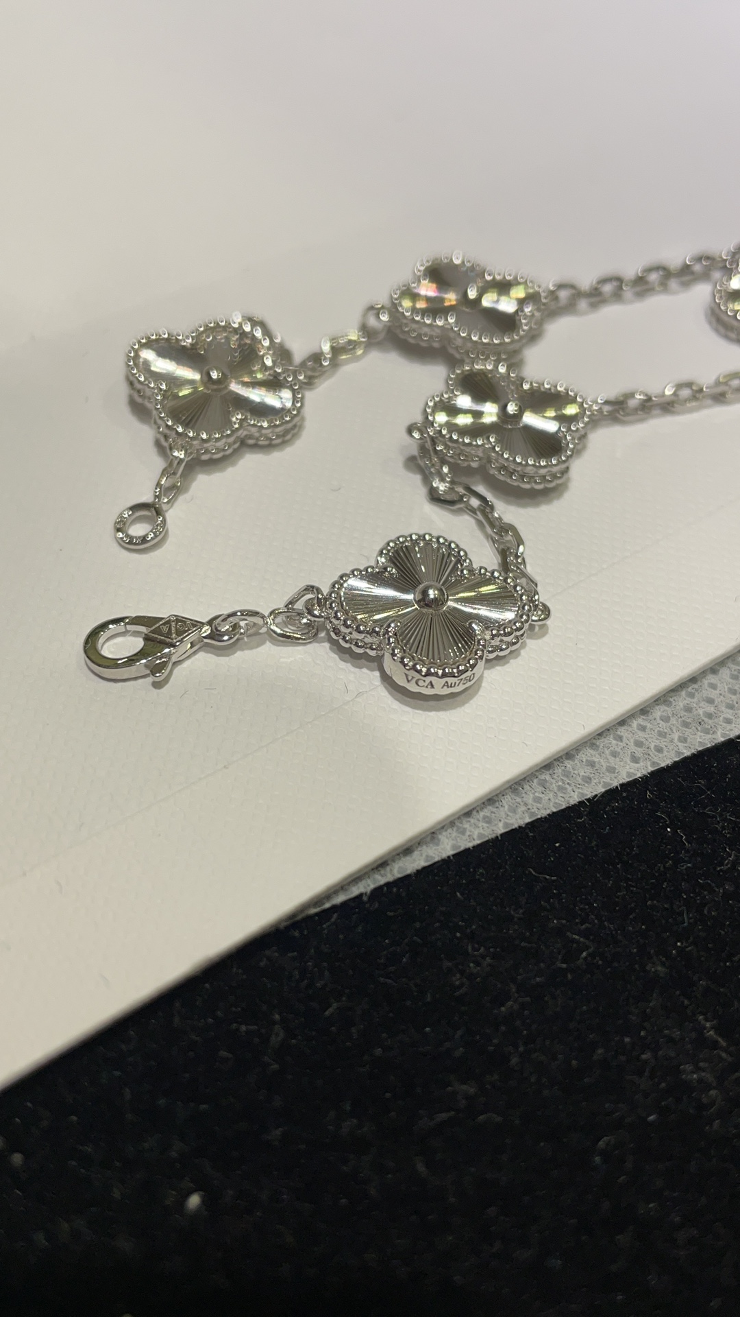 NO:633705,88360, Bracelet arrived today & white gold laser four-leaf clover five-flower bracelet. The laser pattern is super invincible. The real thing is so beautiful. The flower of wealth in the world vca. A treasure that you can’t bear to take off when you put it on. ZK real gold, real shot V gold material; CNC jewelry craftsmanship. Seiko version with excellent texture and workmanship. Bracelet, Cartier high-end jewelry1986090988360,今日到货手链  & 白金色镭射四叶草五花手链 镭射花纹超级无敌闪实物美哭了 人间富贵花vca 戴上就舍不得摘下来的宝 zk真金,实拍V金材质； cnc珠宝工艺精工版本质感做工超赞,,bracelet,卡迪亚高端饰品,Jewelry