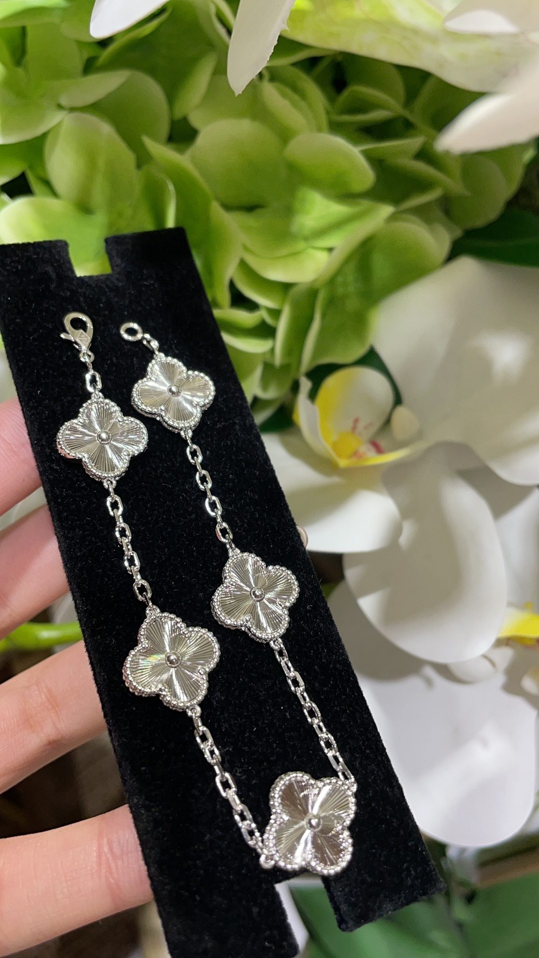 NO:633708,Perfect beauty & white gold laser four-leaf clover five-flower bracelet, bracelet, Cartier high-end jewelry19860909度无死角的美貌  & 白金色镭射四叶草五花手链,,bracelet,卡迪亚高端饰品,Jewelry