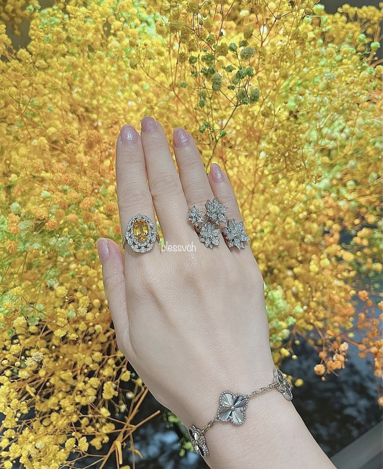 NO:633711,VCA platinum laser is really super elegant and super rich!  Not wearing a diamond but flashy enough, a must-have for Bai Fumei, Cartier high-end jewelry19860909vca白金镭射真的超气质超富贵！ 不带一颗钻但闪到不行 白富美必备,,卡迪亚高端饰品,Jewelry